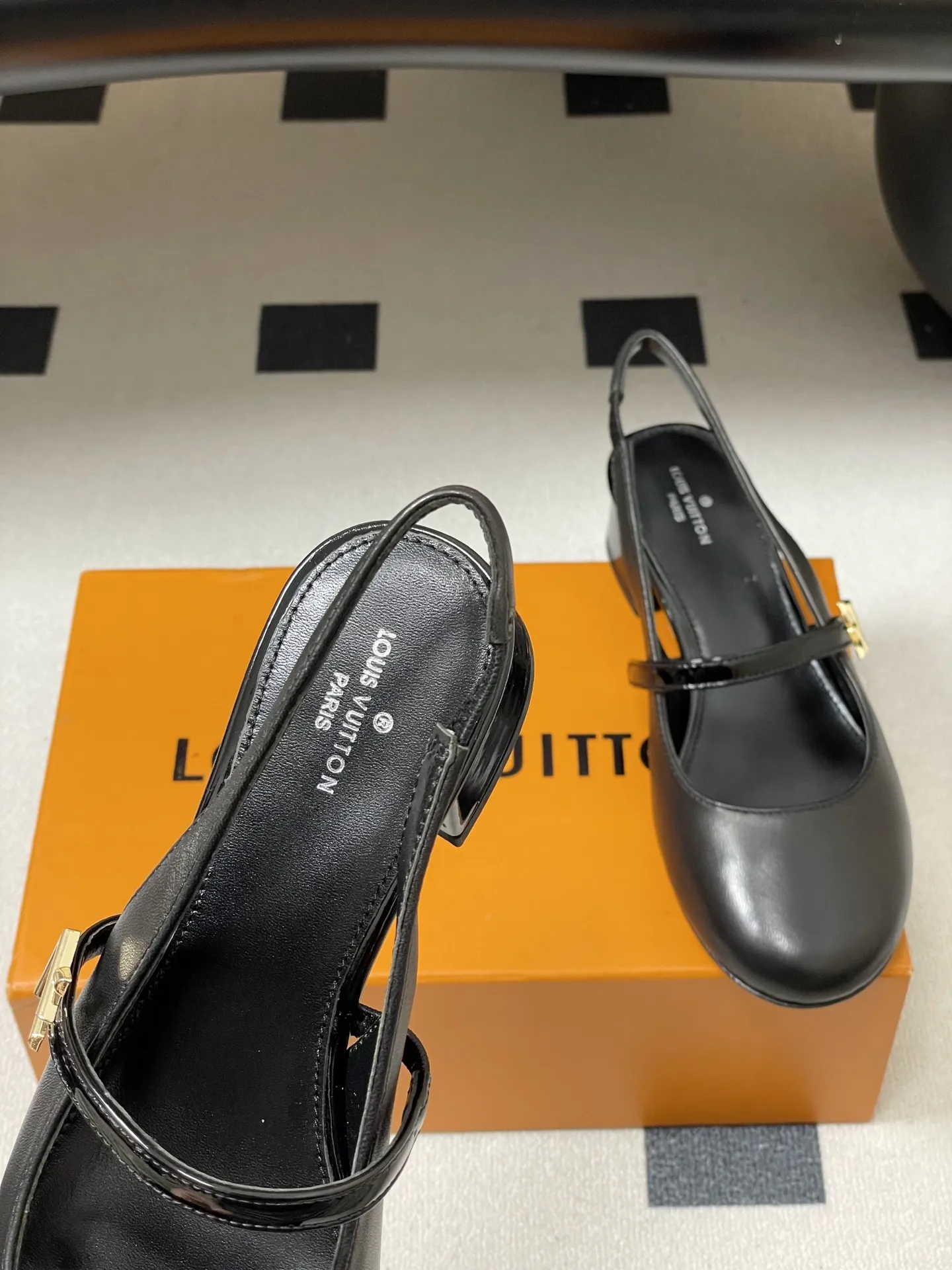 p290- 26ss春夏新款Louis Vuitton LV ROMY高跟鞋系列最 小矮跟后空凉鞋 经典五金金属V扣玛丽珍鞋后空粗跟凉鞋字母标单鞋 本款Romy 高跟鞋取材真皮革,呈现柔软质感和利落外观。圆润鞋头流露柔美气息,弹力后带方便穿脱。漆面皮革包覆平稳方跟和纤细鞋带,后者点缀LV Twist装饰。 可爱的圆头造型搭配LV标志-精致又好看,粗跟脚感特别的好穿舒适。经典百搭单品! 原版开模V型金属跟! 鞋面:小牛皮 内里垫脚:羊皮 鞋底:意大利A级真皮大底 跟高:3.5cm 码数:35-39(40.41定做不退换)