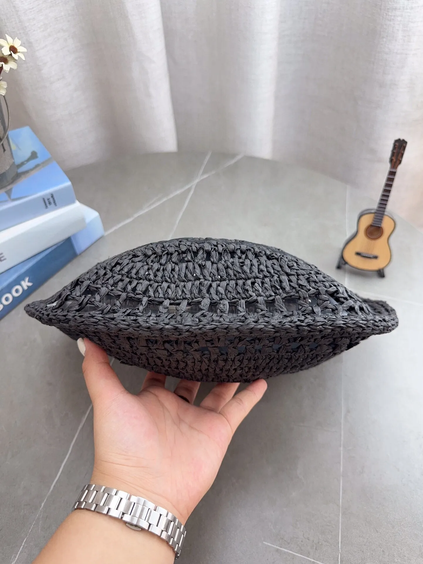 配折叠礼盒包装Chloe克洛伊拉菲草编织小购物袋 夏天背的包包真的太可爱了，背上一整个慵懒风 夏季沙滩腋下包 旅行拍照真的很nice哦 每个小仙女夏季都应有一个草编购物袋菜篮子 包包哦 尺寸36*23cm p115