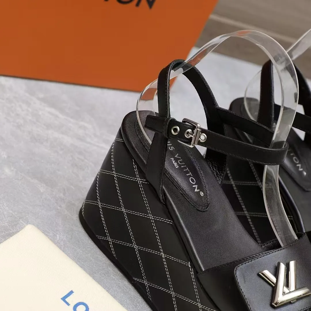 🔥🔥🔥顶级版本260💰💰 💯💯💯Lv最新恨天高 坡跟水台凉鞋 ⚡️2025夏季最新款Louis Vuitton/路易威登女款LV字母高跟凉鞋，此款V家凉鞋背面的Shake开放式臀部设计由进口小牛皮制成，大胆设计的色彩呈现，完美提升其现代线条，以其标志性的V行宽跟和带有品牌字母的精致细节而著称，灵感来自Twist包的标志性开舍，永恒的路易威登签名优雅 2025夏季女神们的夏季必备款， 原版复刻，脚感超舒适。尽显女王气质 鞋面：进口小牛软皮+LV字母装饰， 内里：进口羊皮 垫脚：进口羊皮垫脚， 大底：原版开模TPR大底 跟高：9CM 标准码：35-42(41 42码订做 不退不换) 配原版抽屉盒