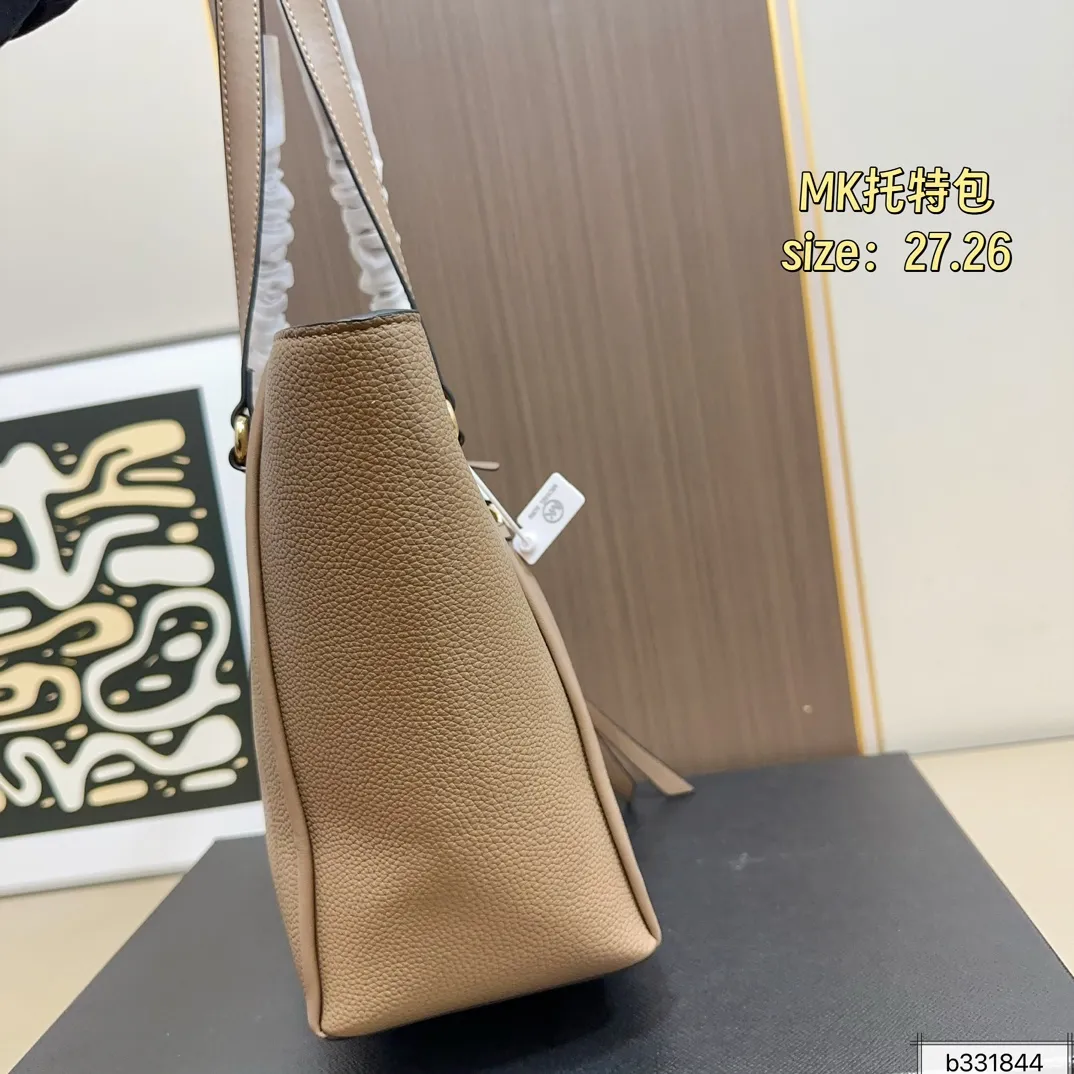 💰160 配盒⚠️尺寸27.26 MK tote托特包 很好打理还耐磨！ 经典大方，显得整个人气质upup🔝 通勤or逛街 背它准没错 怎么搭 都好看，人称神仙包💃