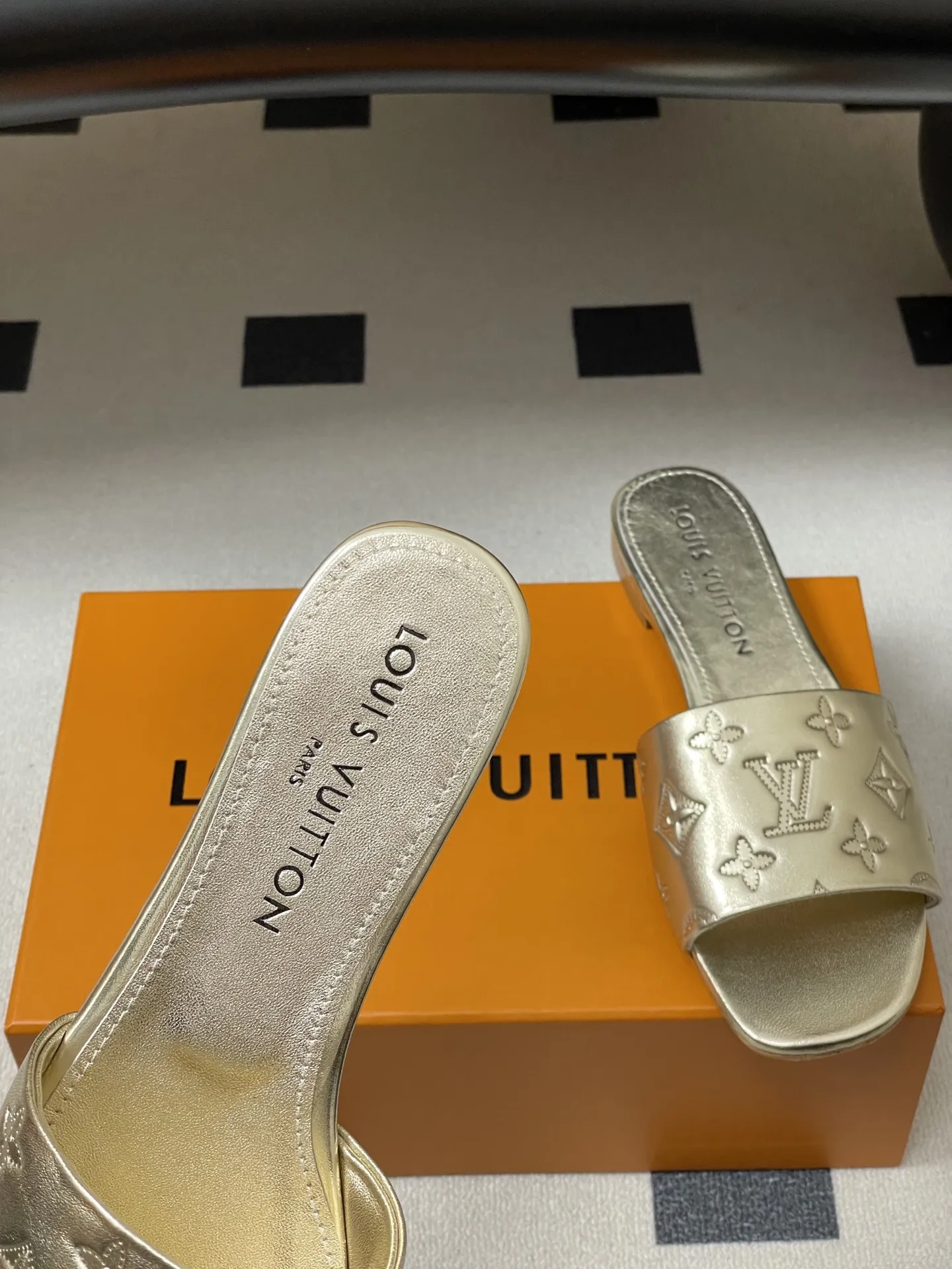 p260- 26Ss春夏新款Louis vuiteeon 路易威登LV 6AM凉拖鞋小猫跟拖鞋字母压印一字带平底拖鞋 本款6AM凉拖取材粒面牛皮革,以饰压印筑LV字母和Monogram花卉,令宽幅鞋面闪烁金属莹泽。妩媚小猫跟和柔软皮革外底完善整体。 鞋面:牛皮 内里垫脚:羊皮 鞋底:意大利真皮大底 跟高:平底/5.5cm 码数:35-39(40.41.42定做不退换)