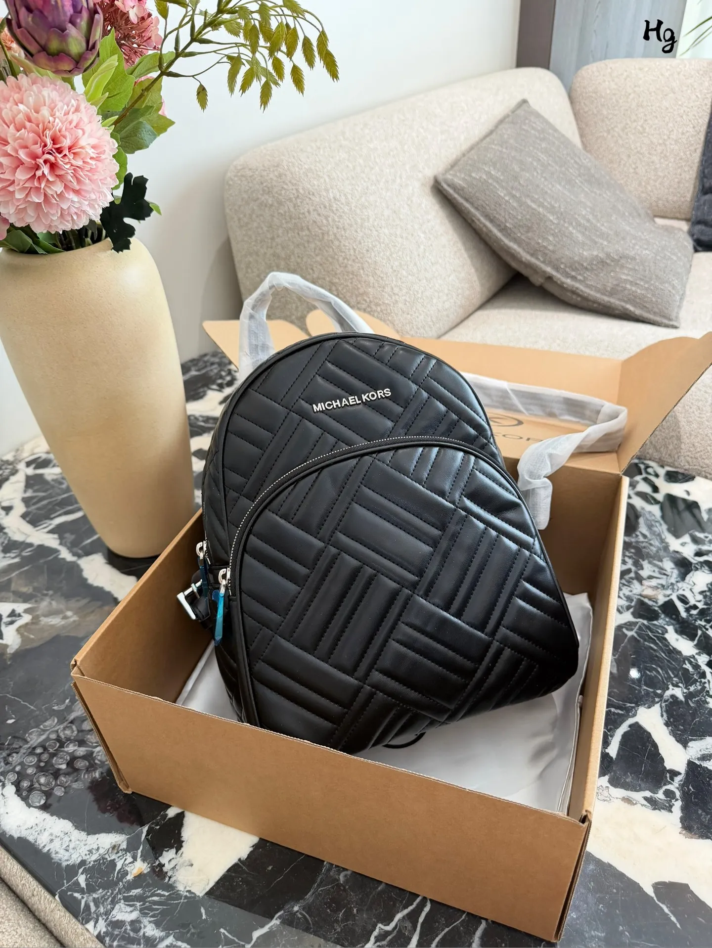 p190 mk 永不过时款,店里已经没有啦,少量囤货!😍✈️✈️这个太厉害啦🔥天啊最火的黑金色🙋爆款抓紧抢👏~#michaelkors 经典款abbey#羊皮双肩包 巨折‼️🖤✌️皮质柔软细腻,特别轻特别好用,真是自带高级感 🉑️ 尺寸:32*27*12cm🔥🔥