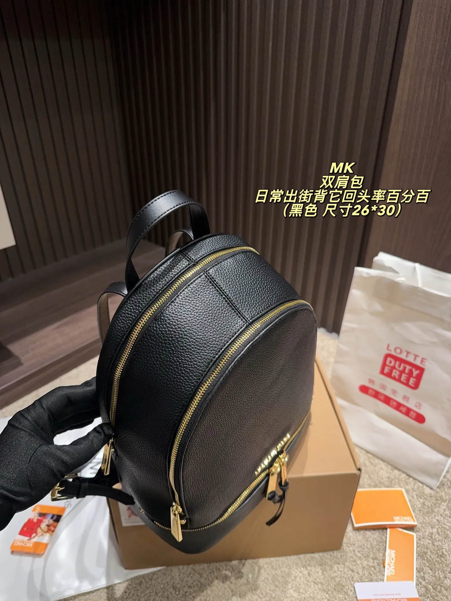 P190配飞机盒⚠️尺寸26*30 MK 双肩包 质感很高级 容量超级大也很耐用 日常出街背它回头率百分百 就是这种随性慵懒感