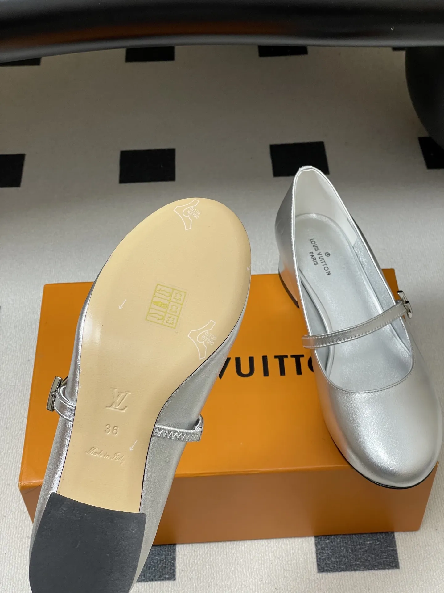 p290- 26ss春夏新款Louis Vuitton LV ROMY高跟鞋系列最 小矮跟后空凉鞋 经典五金金属V扣玛丽珍鞋后空粗跟凉鞋字母标单鞋 本款Romy 高跟鞋取材真皮革,呈现柔软质感和利落外观。圆润鞋头流露柔美气息,弹力后带方便穿脱。皮革包覆平稳方跟和纤细鞋带,后者点缀LV Twist装饰。 可爱的圆头造型搭配LV标志-精致又好看,粗跟脚感特别的好穿舒适。经典百搭单品! 原版开模V型金属跟! 鞋面:小牛皮 内里垫脚:羊皮 鞋底:意大利A级真皮大底 跟高:3.5cm 码数:35-39(40.41定做不退换)