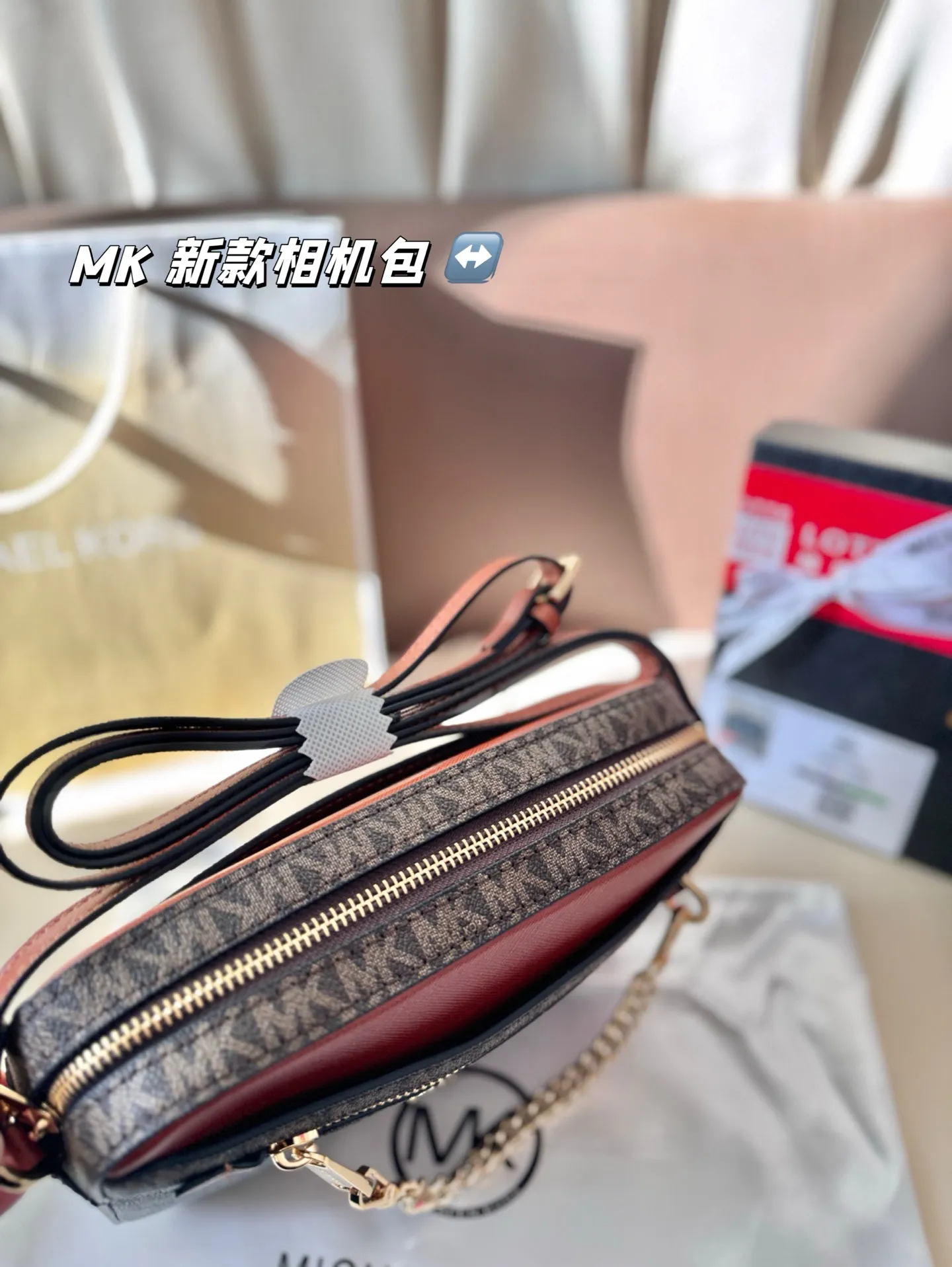 P130 配盒子 MK 新款相机包 专柜最新同歩 最新款 新鲜出炉啦‼️简直是美到人心啦 原版五金logo 首选进口皮料 质感超赞😍😍所谓人人必备一款 这个款式必须自留 真的是让人眼前一亮 喜欢的美妞抓紧啦 实物简直太美 尺寸：24*17