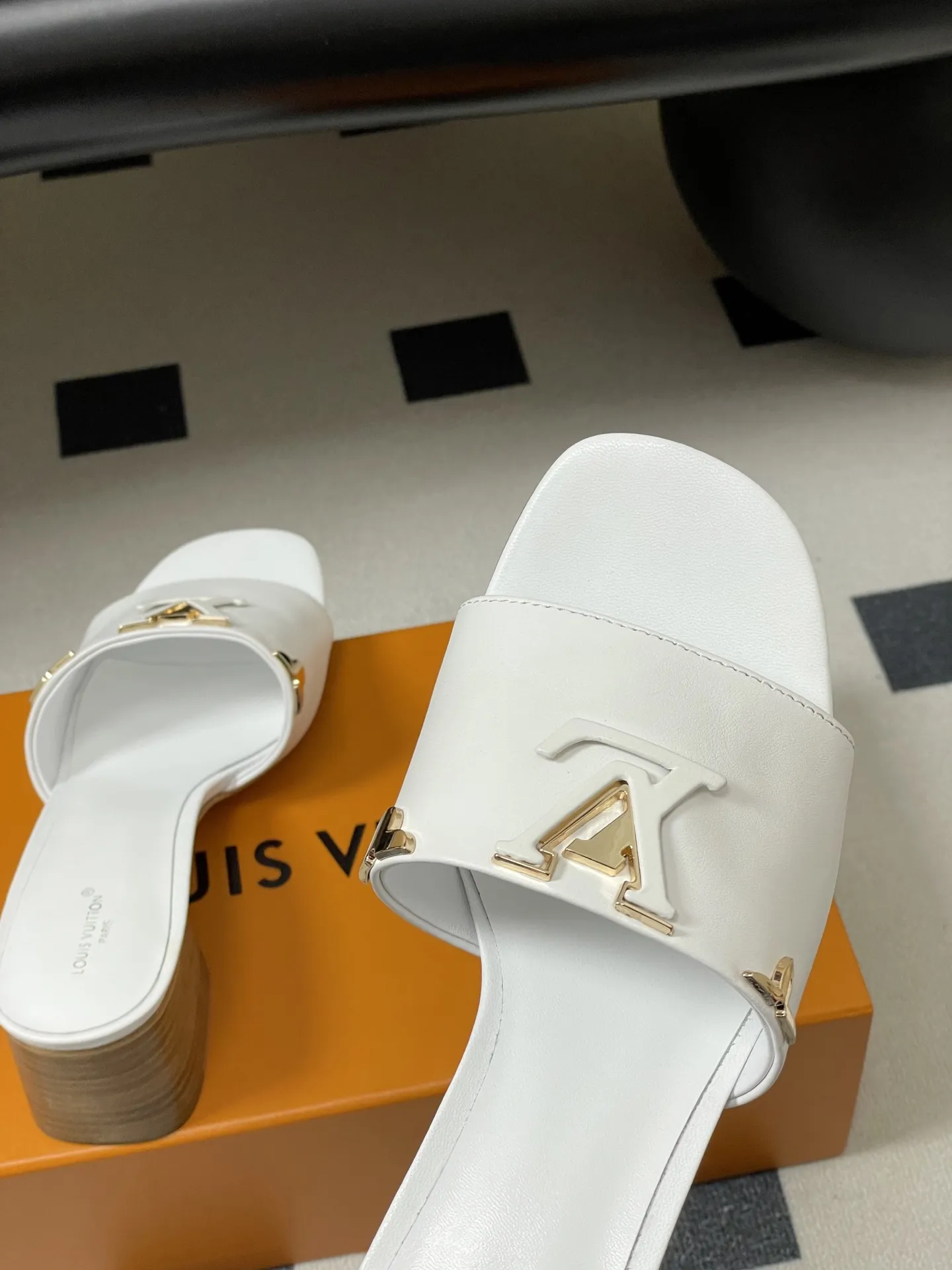 p260- 经典款Louis vuitteon路易威登 Lv Isola凉拖鞋系列经典字母logo大扣一字带粗跟拖鞋五金扣平底凉拖鞋 LV Isola穆勒凉拖，选用优质小牛皮，搭配金属LV Logo，简约又超有辨识度！木质粗跟设计，舒适又时髦，日常通勤、休闲都能轻松驾驭。开放式鞋面，夏天穿超透气，白色百搭，裙装裤装随心搭配，轻松get高级感穿搭风格！ 这款拖鞋展示的是一种轻松而优雅的风格，由柔软的小牛皮制成。这款型号以其宽大的鞋面而闻名，上面点缀着部分皮革覆盖的品牌配件，加以精致而耐用的皮革大底完成了这一设计！ 鞋面：定制小牛皮 内里垫脚：羊皮 跟高：平底/4.5cm 鞋底：意大利真皮大底 码数：35-39（40.41.42定做不退换）