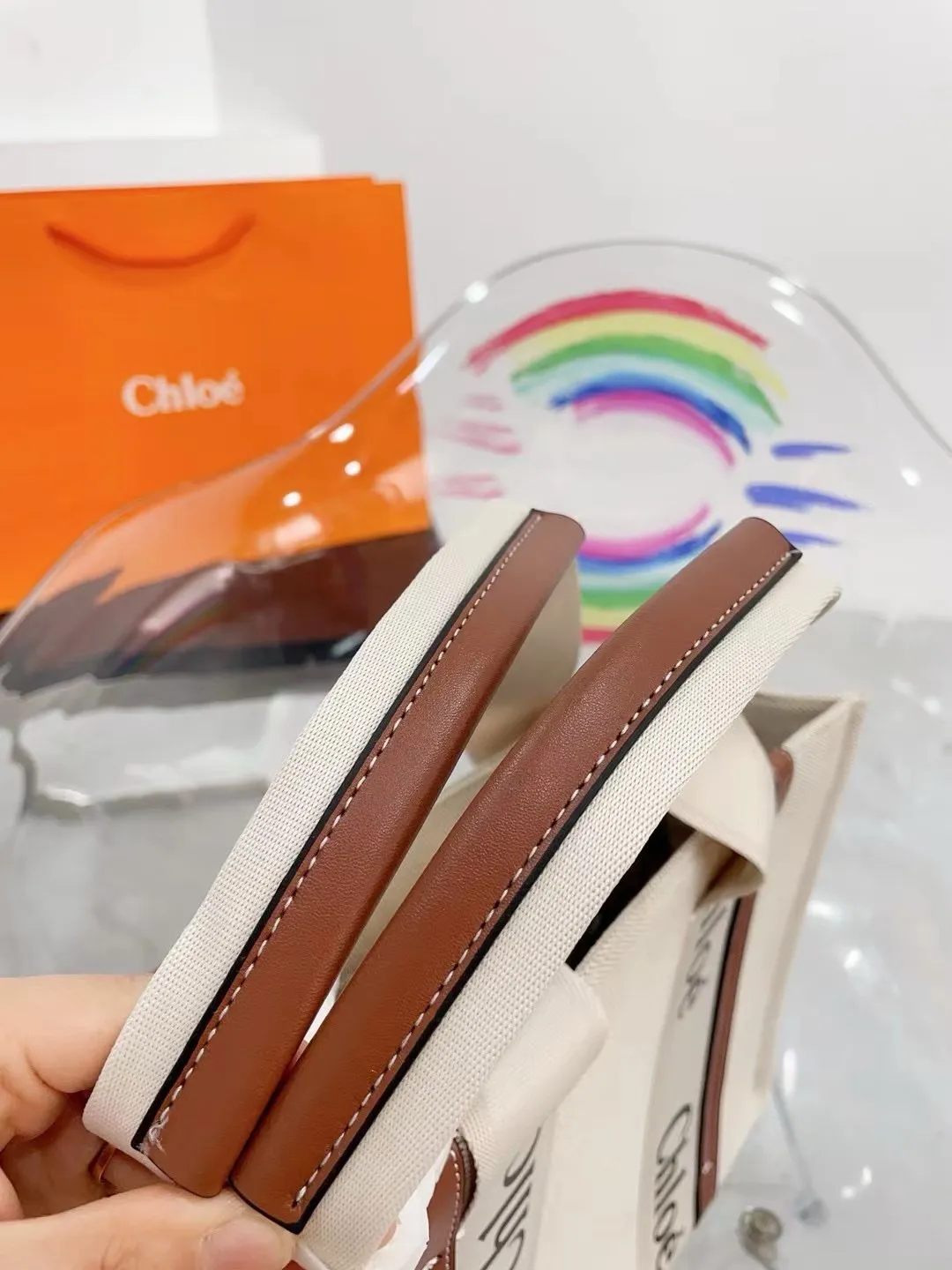 📷💰110 💰105 💰100 Chloe 克洛伊购物袋🛍️Chloe堪称潮包制作机,就在2021年伊始,有一款默默卖翻的手提袋 Woody Tote Bag,在社群掀起极高讨论度,主要原因除了款式美之外,更应容量能装,超高CP值等等优点 尺寸,45cm,37cm,27cm