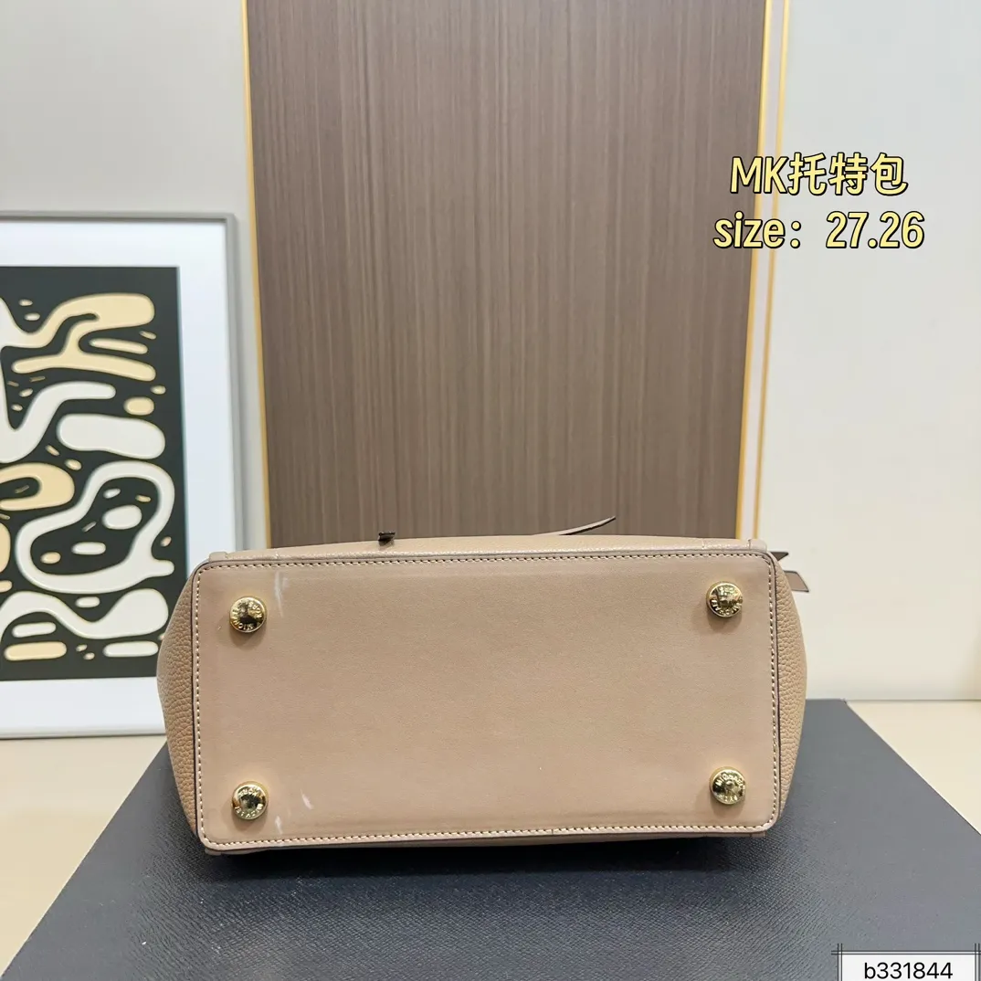 💰160 配盒⚠️尺寸27.26 MK tote托特包 很好打理还耐磨! 经典大方,显得整个人气质upup🔝 通勤or逛街 背它准没错 怎么搭 都好看,人称神仙包💃