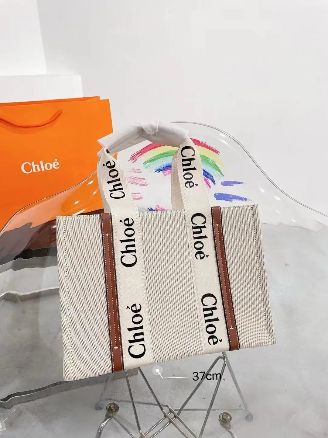 📷💰110 💰105 💰100 Chloe 克洛伊购物袋🛍️Chloe堪称潮包制作机,就在2021年伊始,有一款默默卖翻的手提袋 Woody Tote Bag,在社群掀起极高讨论度,主要原因除了款式美之外,更应容量能装,超高CP值等等优点 尺寸,45cm,37cm,27cm