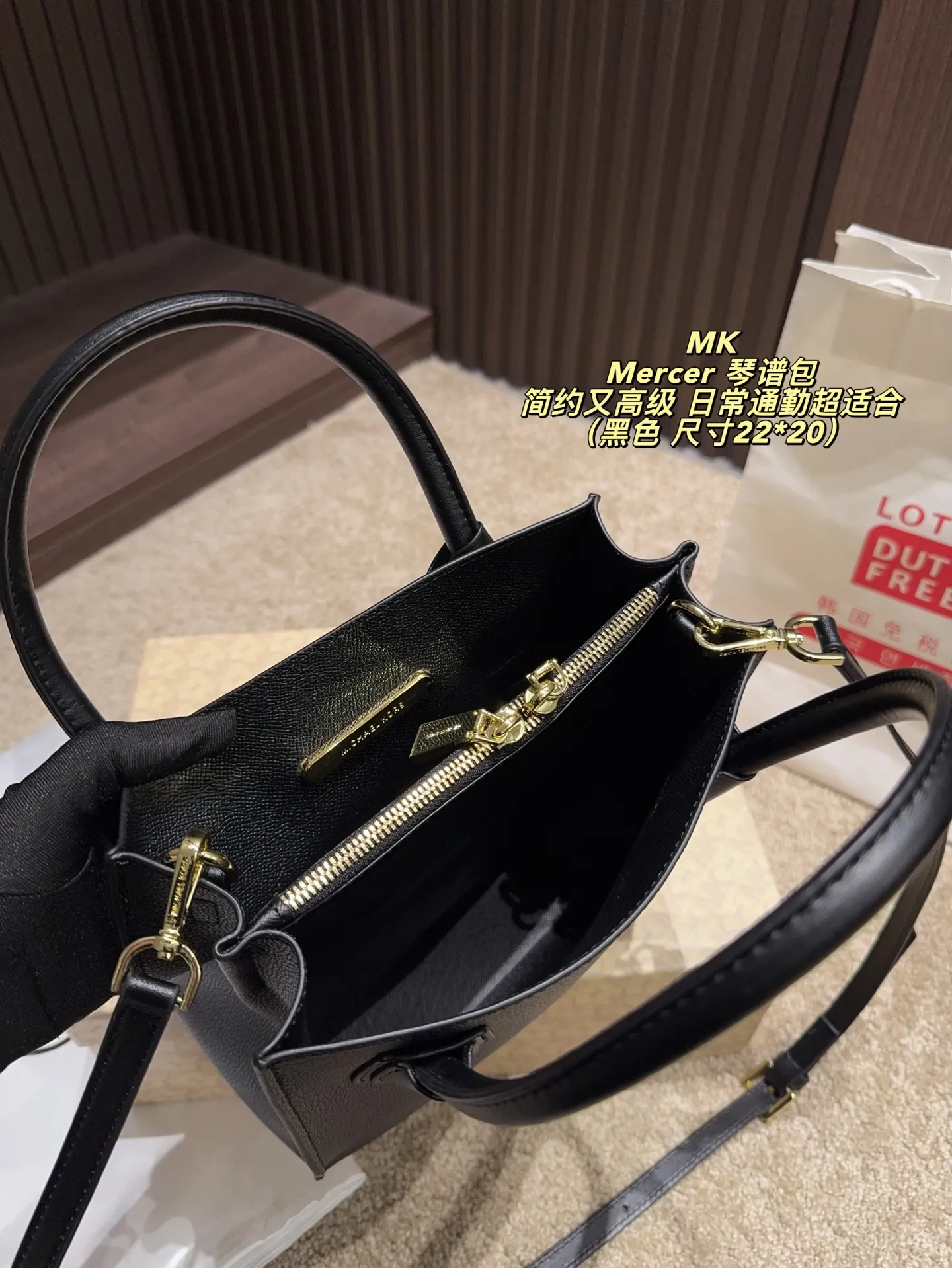 P150配盒⚠️尺寸22*20 MK Mercer 琴谱包 经典黑色荔枝纹牛皮，手感柔软耐磨，日常通勤超适合！金色MK圆标＋拉链设计，简约又高级。内部三层空问，手机、钱包、化妆品都能装下。手提、斜挎随心切换，百搭不挑衣服，四季都能背，是衣橱必备的经典款！