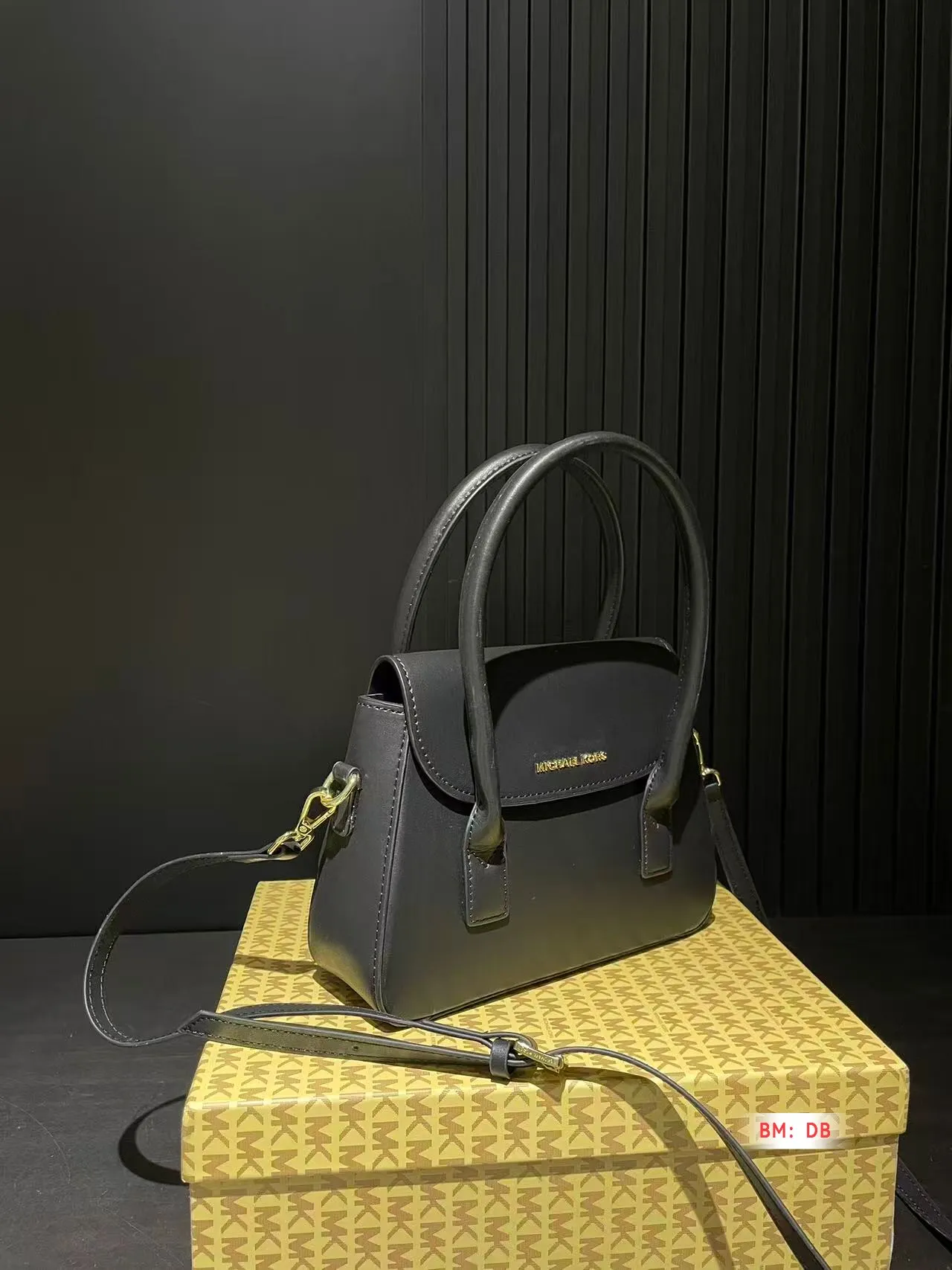 💰135 配盒 MK 新款手提包 这款复古包就很好看啊!无论从设计还是皮质上都很合我心!容量不容小觑,很能装!姐妹们买起来!尺寸:18*18