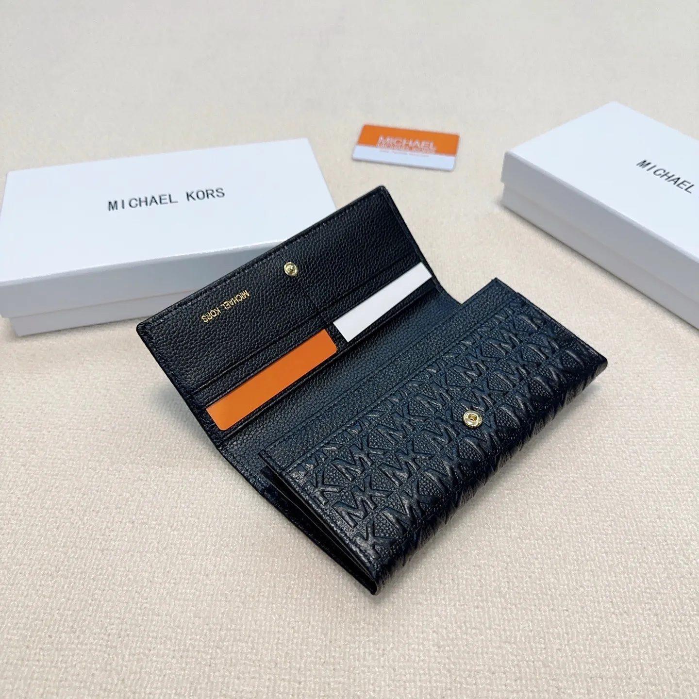 P95🎀🎀颜色 黑 粉 红🎀尺寸 19x10🎀MK✨优质牛皮🐂手感一流👏时尚设计💋潮版百搭，简约大方，经典永不过时💍长款钱包