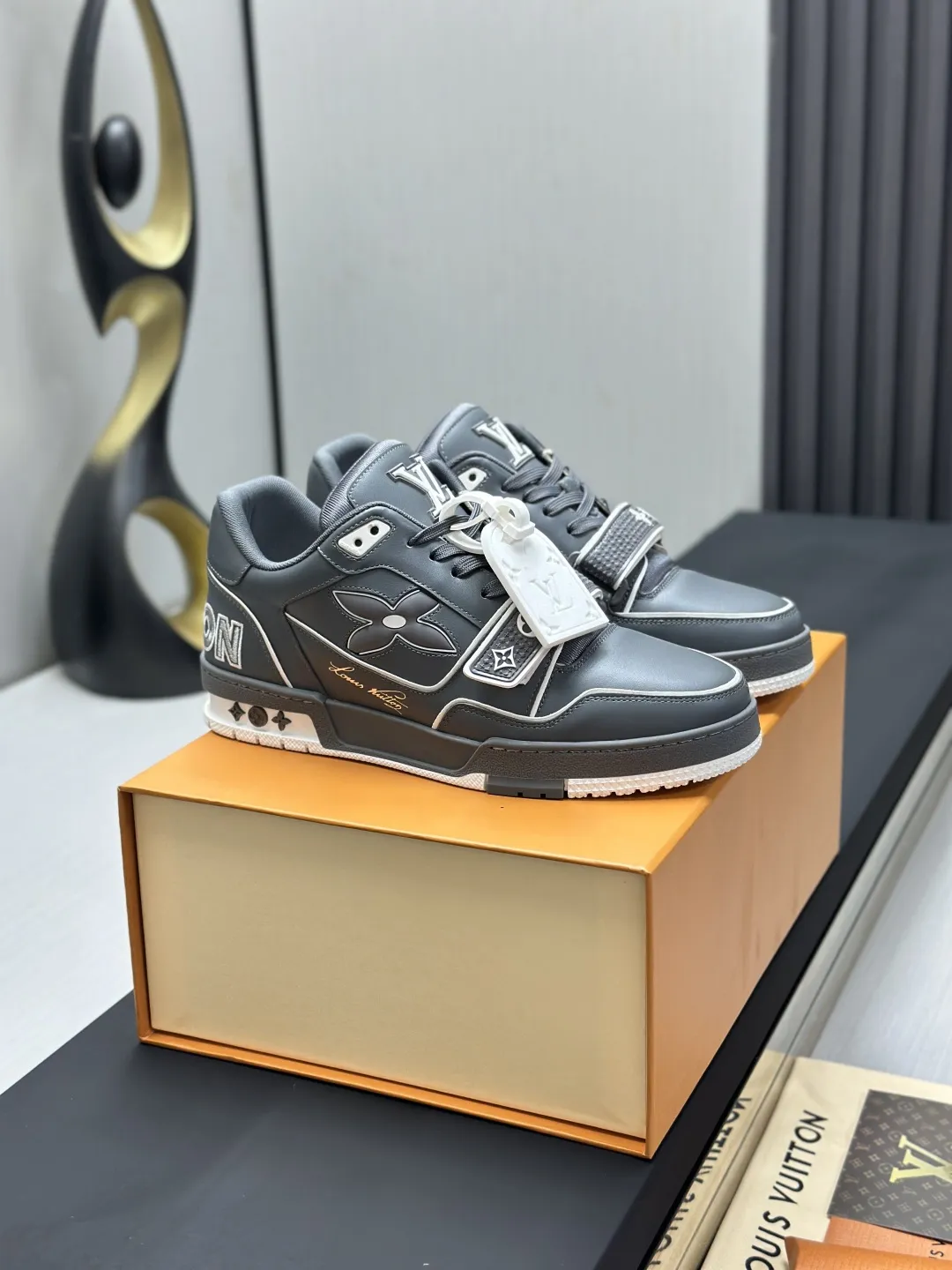 工厂直销&yen;300💰顶级版本 LV-路易威登-经典走秀新款 空胶工艺&middot;原版1：1开发复刻！！上脚非常舒适 奢侈用料，做工精细，中底印有欧洲制造英文字母 鞋面由意大利进口小牛皮拼接，侧边饰有品牌LOGO标志及签名，最新乳胶垫脚➕网布内里，脚感超舒适。原厂特供原版双色TPU组合大底。套包工艺 固特异缝合锁边 面料:独家定制头层牛皮 配件:独家私模Vuitton 标识， 内里:定制丝滑网里-头层丝绸牛皮内里 大底:TPU组合大底耐磨防滑防黄 垫脚:新款乳胶垫-网纱吸汗 专柜工艺:全电脑针车拉线 鞋头 后套 冷热定型 全套拉帮套楦中低logo花纹 专柜包装 -鞋带 证书 卡片 说明书 合格证 防尘袋 全网最齐包装 女款35-40男款38-46（38/46订做不退换！