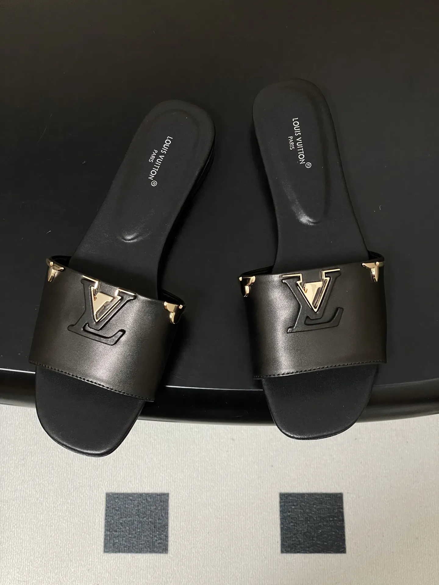 p260- 经典款Louis vuitteon路易威登 Lv Isola凉拖鞋系列经典字母logo大扣一字带粗跟拖鞋五金扣平底凉拖鞋 LV Isola穆勒凉拖，选用优质小牛皮，搭配金属LV Logo，简约又超有辨识度！木质粗跟设计，舒适又时髦，日常通勤、休闲都能轻松驾驭。开放式鞋面，夏天穿超透气，白色百搭，裙装裤装随心搭配，轻松get高级感穿搭风格！ 这款拖鞋展示的是一种轻松而优雅的风格，由柔软的小牛皮制成。这款型号以其宽大的鞋面而闻名，上面点缀着部分皮革覆盖的品牌配件，加以精致而耐用的皮革大底完成了这一设计！ 鞋面：定制小牛皮 内里垫脚：羊皮 跟高：平底/4.5cm 鞋底：意大利真皮大底 码数：35-39（40.41.42定做不退换）