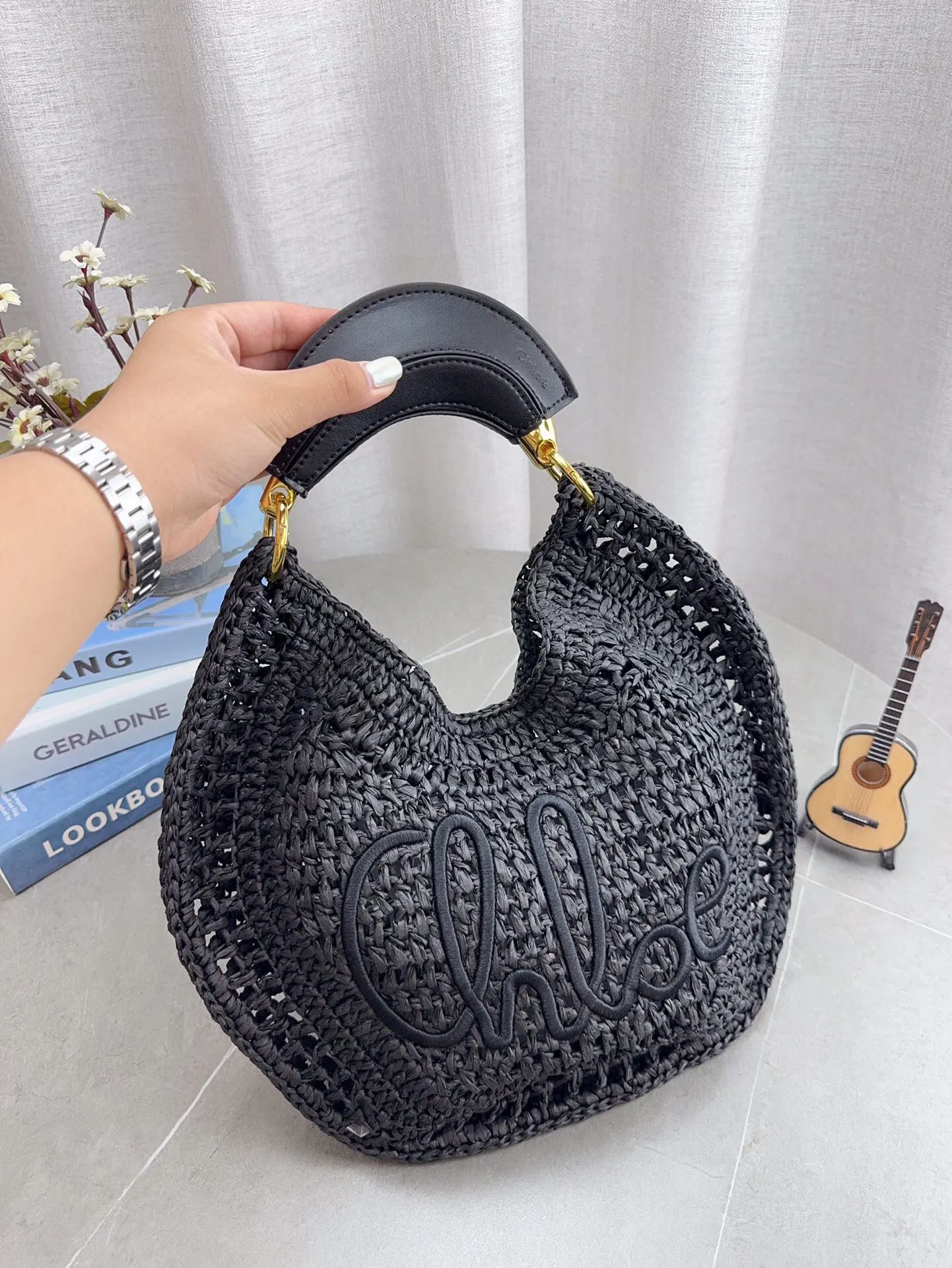 配折叠礼盒包装Chloe克洛伊拉菲草编织小购物袋 夏天背的包包真的太可爱了，背上一整个慵懒风 夏季沙滩腋下包 旅行拍照真的很nice哦 每个小仙女夏季都应有一个草编购物袋菜篮子 包包哦 尺寸36*23cm p115