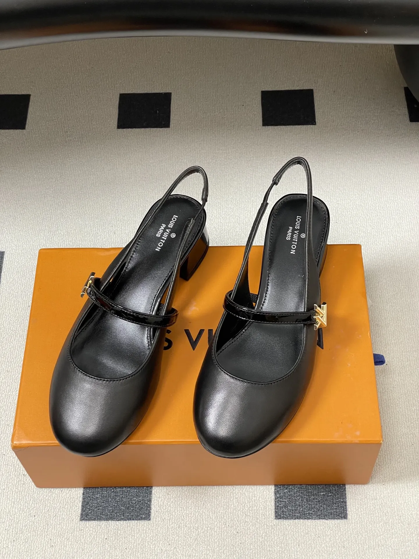 p290- 26ss春夏新款Louis Vuitton LV ROMY高跟鞋系列最 小矮跟后空凉鞋 经典五金金属V扣玛丽珍鞋后空粗跟凉鞋字母标单鞋 本款Romy 高跟鞋取材真皮革，呈现柔软质感和利落外观。圆润鞋头流露柔美气息，弹力后带方便穿脱。漆面皮革包覆平稳方跟和纤细鞋带，后者点缀LV Twist装饰。 可爱的圆头造型搭配LV标志-精致又好看，粗跟脚感特别的好穿舒适。经典百搭单品！ 原版开模V型金属跟！ 鞋面：小牛皮 内里垫脚：羊皮 鞋底：意大利A级真皮大底 跟高：3.5cm 码数：35-39（40.41定做不退换）