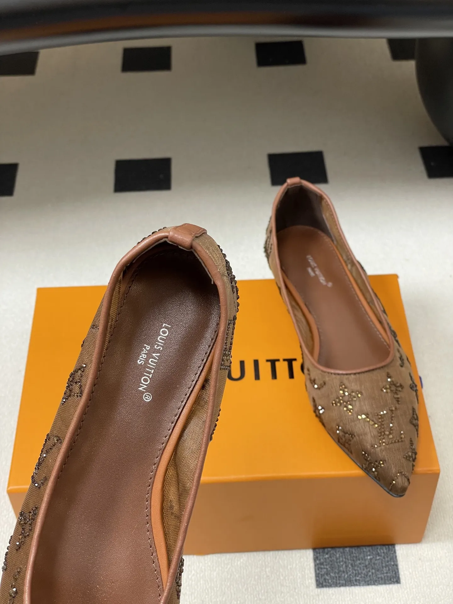 p260- 25ss夏季新款 LOUIS VUITTON 路易威登 LV 网纱钻面仙女鞋网面烫钻平底单鞋 Bing...Bling...✨网纱水晶钻&bull; 鞋面采用了透气的网纱材质，这种材质不仅能让脚部在穿着时保持相对透气舒适，同时也让鞋面上的水钻装饰更加醒目亮眼；内里羊皮，贴合脚部肌肤，提升穿着的舒适体验！ 尖头的设计能够拉长脚部线条，让脚部看起来更加纤细优雅，平底的设定则保证了穿着时的舒适度与行走的便利性，适合日常长时间穿着或者搭配较为正式、休闲的服装造型。 鞋面：定制网面镶烫澳洲水钻 内里垫脚：羊皮 鞋底：意大利A级真皮大底 跟高：平底/8.5cm 码数：35-39（40.41定做不退换）