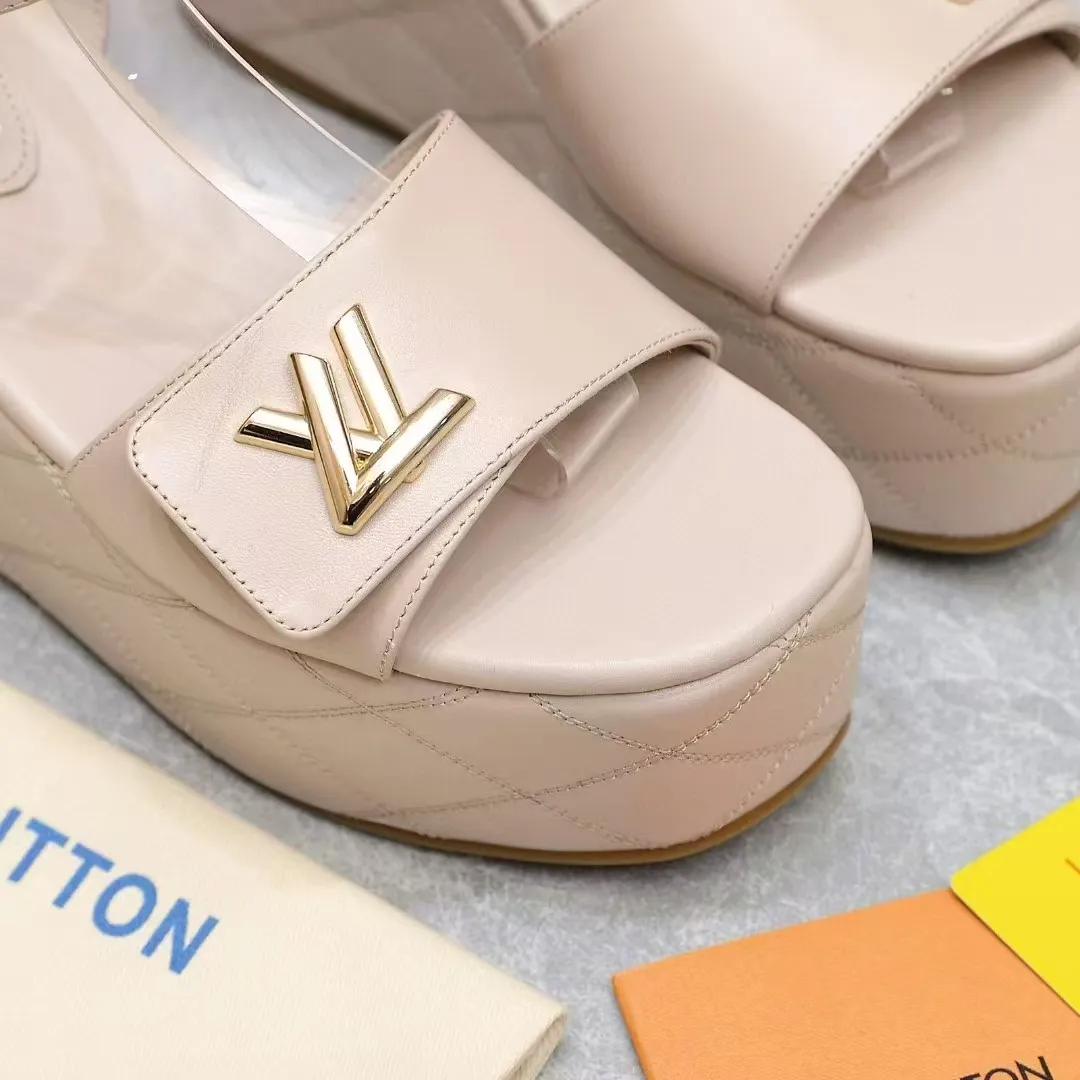 🔥🔥🔥顶级版本260💰💰 💯💯💯Lv最新恨天高 坡跟水台凉鞋 ⚡️2025夏季最新款Louis Vuitton/路易威登女款LV字母高跟凉鞋，此款V家凉鞋背面的Shake开放式臀部设计由进口小牛皮制成，大胆设计的色彩呈现，完美提升其现代线条，以其标志性的V行宽跟和带有品牌字母的精致细节而著称，灵感来自Twist包的标志性开舍，永恒的路易威登签名优雅 2025夏季女神们的夏季必备款， 原版复刻，脚感超舒适。尽显女王气质 鞋面：进口小牛软皮+LV字母装饰， 内里：进口羊皮 垫脚：进口羊皮垫脚， 大底：原版开模TPR大底 跟高：9CM 标准码：35-42(41 42码订做 不退不换) 配原版抽屉盒