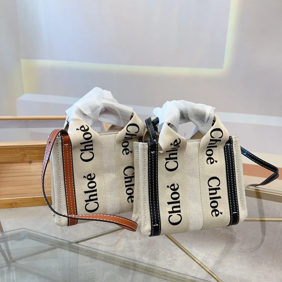 P100 Chloe 克洛伊woody 迷你 mini 美拉德配色 #草编包 mini 以更为精巧的外型轮廓抢占目光可爱的设计沿袭以往手袋的经典样貌与细节 mini唯一改变的就是更娇小玲珑 但最棒的是容量方面 一样无须妥协 手机车钥匙气垫等小物品都可放手提斜挎都OK 尺寸20.15cmch