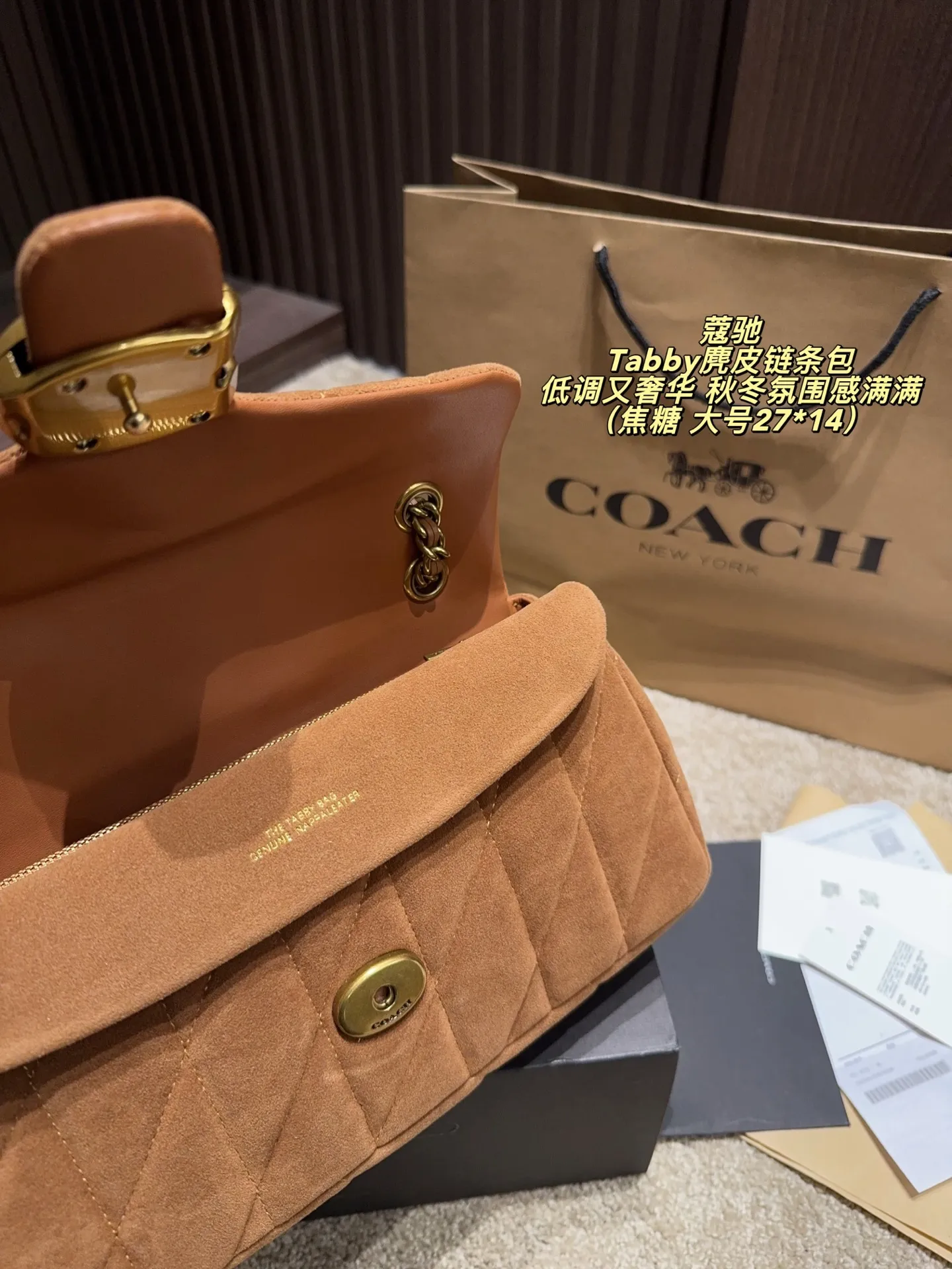 大号P195配盒⚠️尺寸27*14 小号P180配盒⚠️尺寸20*10 蔻驰Coach Tabby麂皮链条包 姐妹们!挖到一只秋冬氛围感拉满的神仙包包! 软乎乎的麂皮材质摸上去就像撸猫一样上瘾🐱 菱格绗缝+做旧金属,复古又时髦,背出门直接被闺蜜抢走试背!