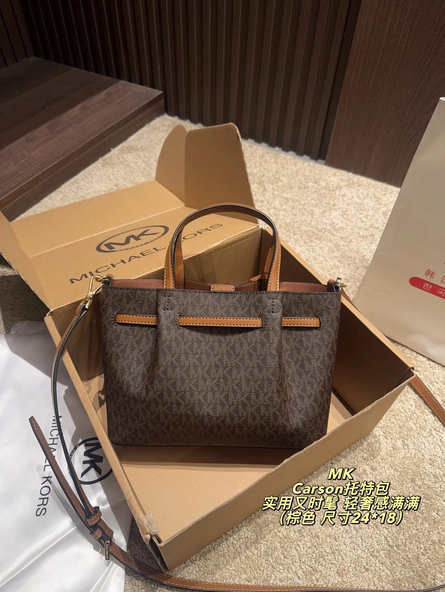P170配飞机盒⚠️尺寸24*18 MK Carson系列马街扣托特包 经典老花PVC材质+棕色皮革饰边，简约大气又耐用。标志性马街扣＋圆形MK吊牌，辦识度超高！通勤日常都OK，手提斜挎随心切换。内部空问超能装，雨伞、水杯、化妆品统搞定，实用又时髦，轻奢感满满，是MK家超火的百搭款！