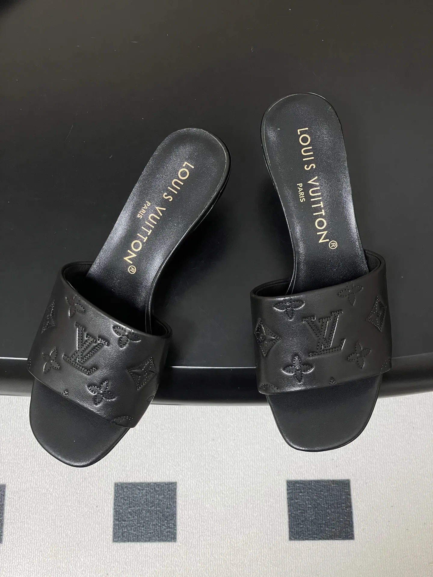 p260- 26Ss春夏新款Louis vuiteeon 路易威登LV 6AM凉拖鞋小猫跟拖鞋字母压印一字带平底拖鞋 本款6AM凉拖取材粒面牛皮革，以饰压印筑LV字母和Monogram花卉，令宽幅鞋面闪烁金属莹泽。妩媚小猫跟和柔软皮革外底完善整体。 鞋面：牛皮 内里垫脚：羊皮 鞋底：意大利真皮大底 跟高：平底/5.5cm 码数：35-39（40.41.42定做不退换）