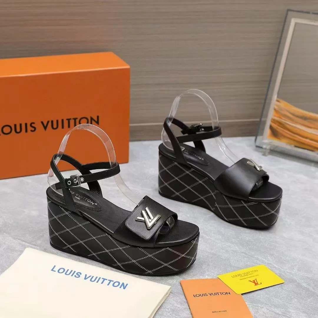 🔥🔥🔥顶级版本260💰💰 💯💯💯Lv最新恨天高 坡跟水台凉鞋 ⚡️2025夏季最新款Louis Vuitton/路易威登女款LV字母高跟凉鞋，此款V家凉鞋背面的Shake开放式臀部设计由进口小牛皮制成，大胆设计的色彩呈现，完美提升其现代线条，以其标志性的V行宽跟和带有品牌字母的精致细节而著称，灵感来自Twist包的标志性开舍，永恒的路易威登签名优雅 2025夏季女神们的夏季必备款， 原版复刻，脚感超舒适。尽显女王气质 鞋面：进口小牛软皮+LV字母装饰， 内里：进口羊皮 垫脚：进口羊皮垫脚， 大底：原版开模TPR大底 跟高：9CM 标准码：35-42(41 42码订做 不退不换) 配原版抽屉盒