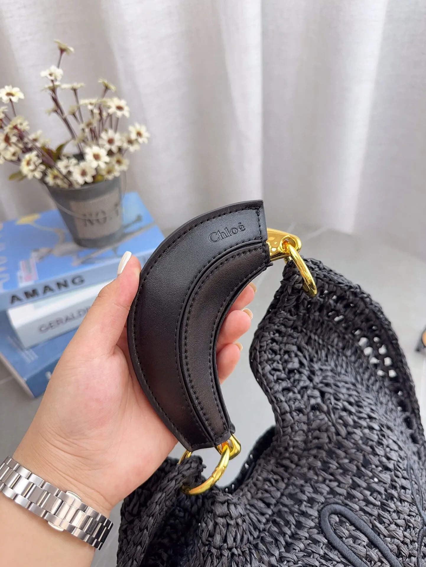 配折叠礼盒包装Chloe克洛伊拉菲草编织小购物袋 夏天背的包包真的太可爱了，背上一整个慵懒风 夏季沙滩腋下包 旅行拍照真的很nice哦 每个小仙女夏季都应有一个草编购物袋菜篮子 包包哦 尺寸36*23cm p115