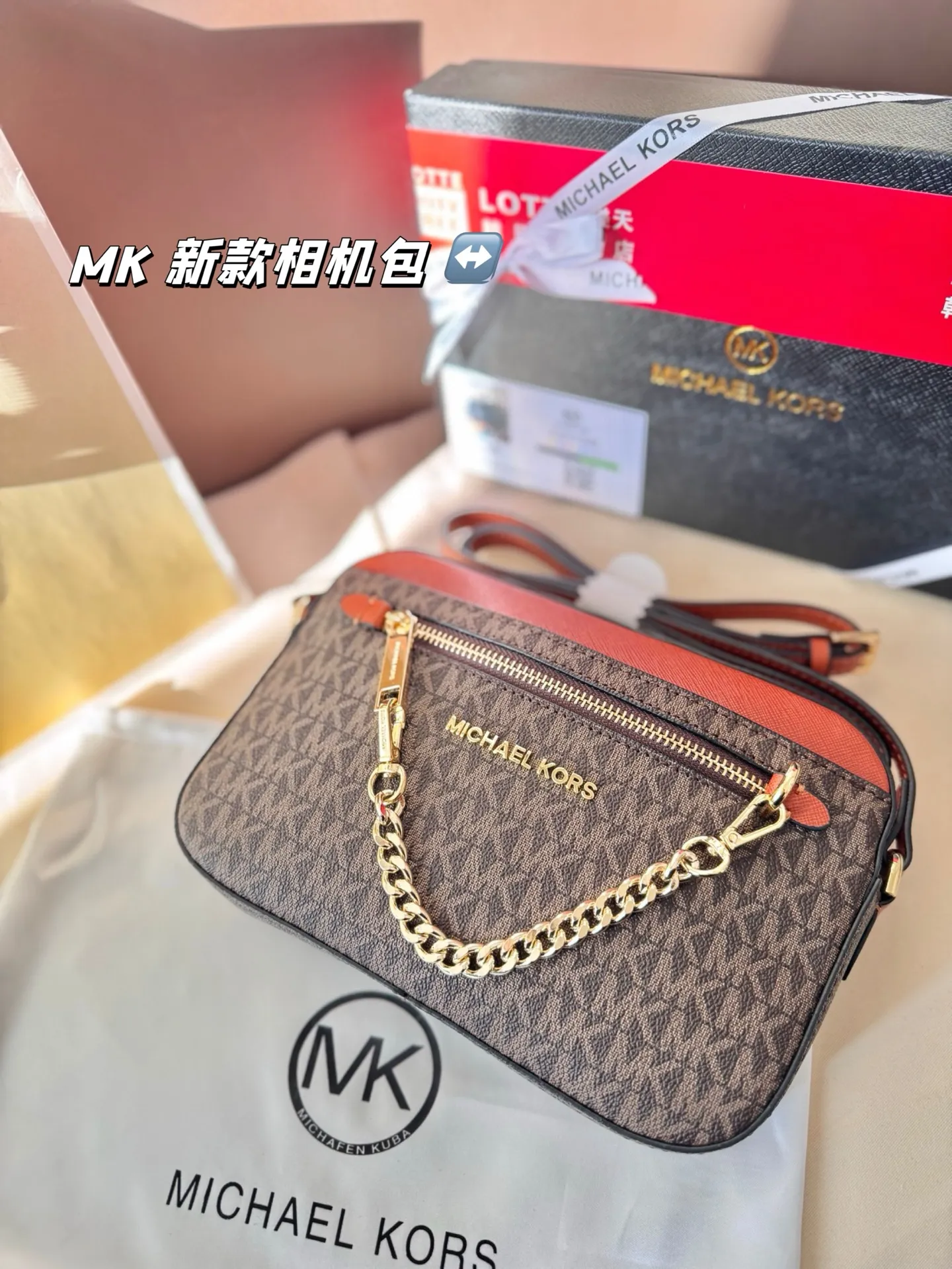 P130 配盒子 MK 新款相机包 专柜最新同歩 最新款 新鲜出炉啦‼️简直是美到人心啦 原版五金logo 首选进口皮料 质感超赞😍😍所谓人人必备一款 这个款式必须自留 真的是让人眼前一亮 喜欢的美妞抓紧啦 实物简直太美 尺寸:24*17