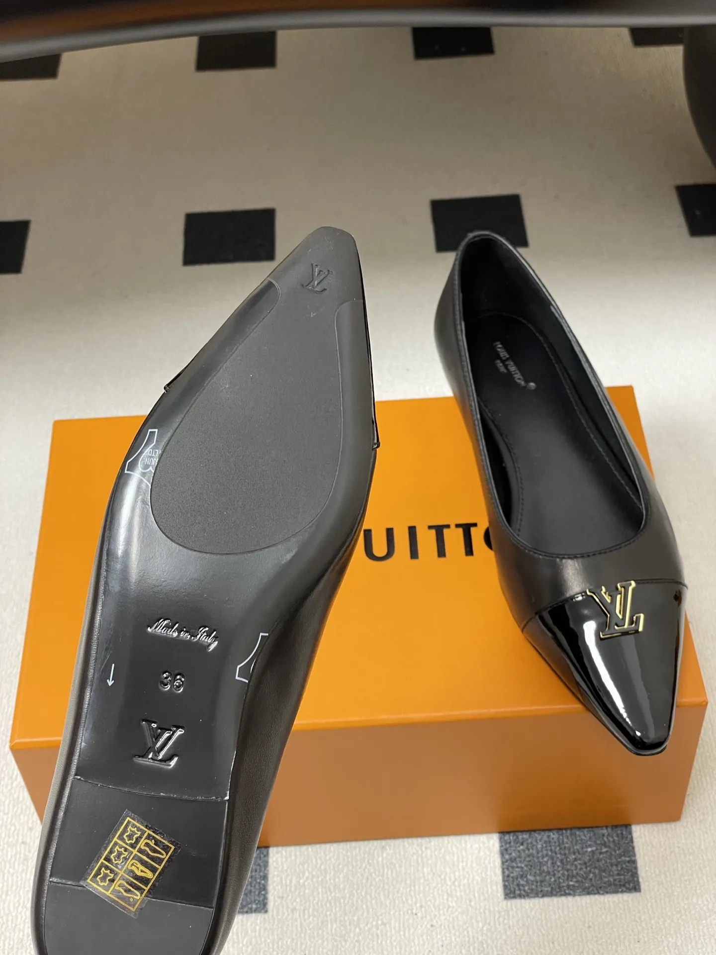 p290- 26ss春夏新款 LOUIS VUITTON 路易威登 LV 拼色高跟鞋系列经典字母V扣细跟浅口单鞋/平底芭蕾舞鞋 LV尖头单鞋,漆皮材质+经典Logo,简约优雅又超有辨识度!尖头设计拉长腿部线条,裸色百搭,通勤、职场、约会都能轻松驾驭。平底结构,舒适好走,长时间站立也不累。无论配西装裤还是连衣裙,都能轻松切换干练or温柔风格,是职场女生和时尚达人的必备单品! 鞋面:定制小牛皮 内里垫脚:羊皮 鞋底:意大利真皮大底(原版开模注塑前掌) 跟高:9.5cm/6cm/平底 码数:35-39(40.41定做不退换)