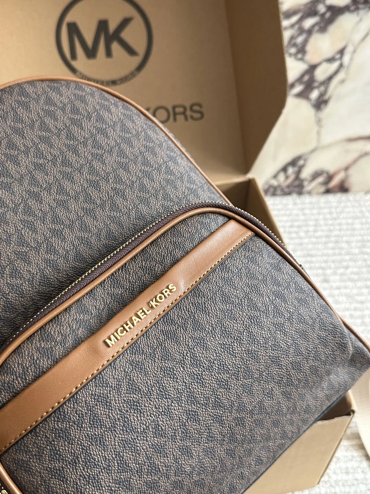 p190 配盒 MK复古双肩包JAYCEE系列中号 MK中号新款双肩包这个配色永远都是很受欢迎兴MichaelkorsMK新出的复古双肩包JAYCEE系列非常可尺寸约:24×10×30