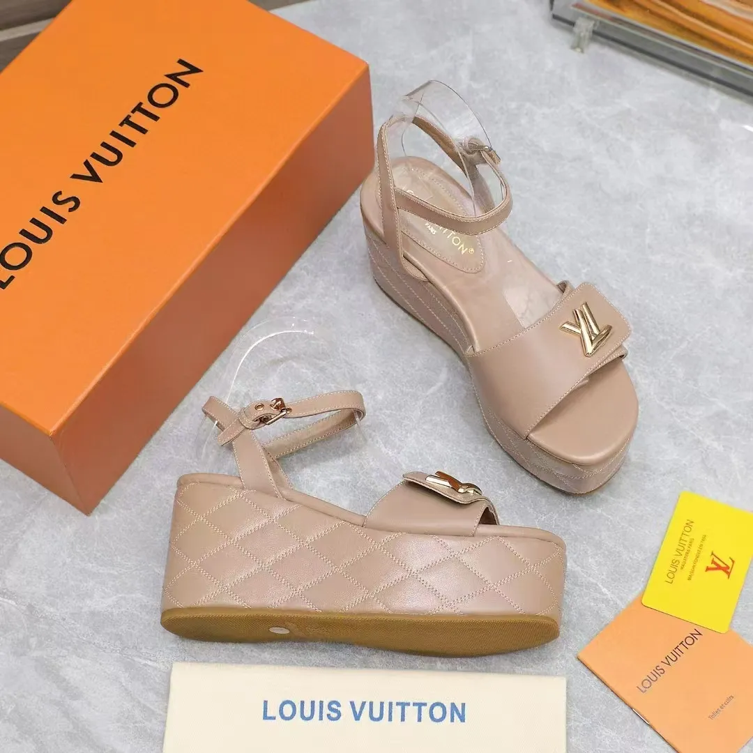 🔥🔥🔥顶级版本260💰💰 💯💯💯Lv最新恨天高 坡跟水台凉鞋 ⚡️2025夏季最新款Louis Vuitton/路易威登女款LV字母高跟凉鞋,此款V家凉鞋背面的Shake开放式臀部设计由进口小牛皮制成,大胆设计的色彩呈现,完美提升其现代线条,以其标志性的V行宽跟和带有品牌字母的精致细节而著称,灵感来自Twist包的标志性开舍,永恒的路易威登签名优雅 2025夏季女神们的夏季必备款, 原版复刻,脚感超舒适。尽显女王气质 鞋面:进口小牛软皮+LV字母装饰, 内里:进口羊皮 垫脚:进口羊皮垫脚, 大底:原版开模TPR大底 跟高:9CM 标准码:35-42(41 42码订做 不退不换) 配原版抽屉盒