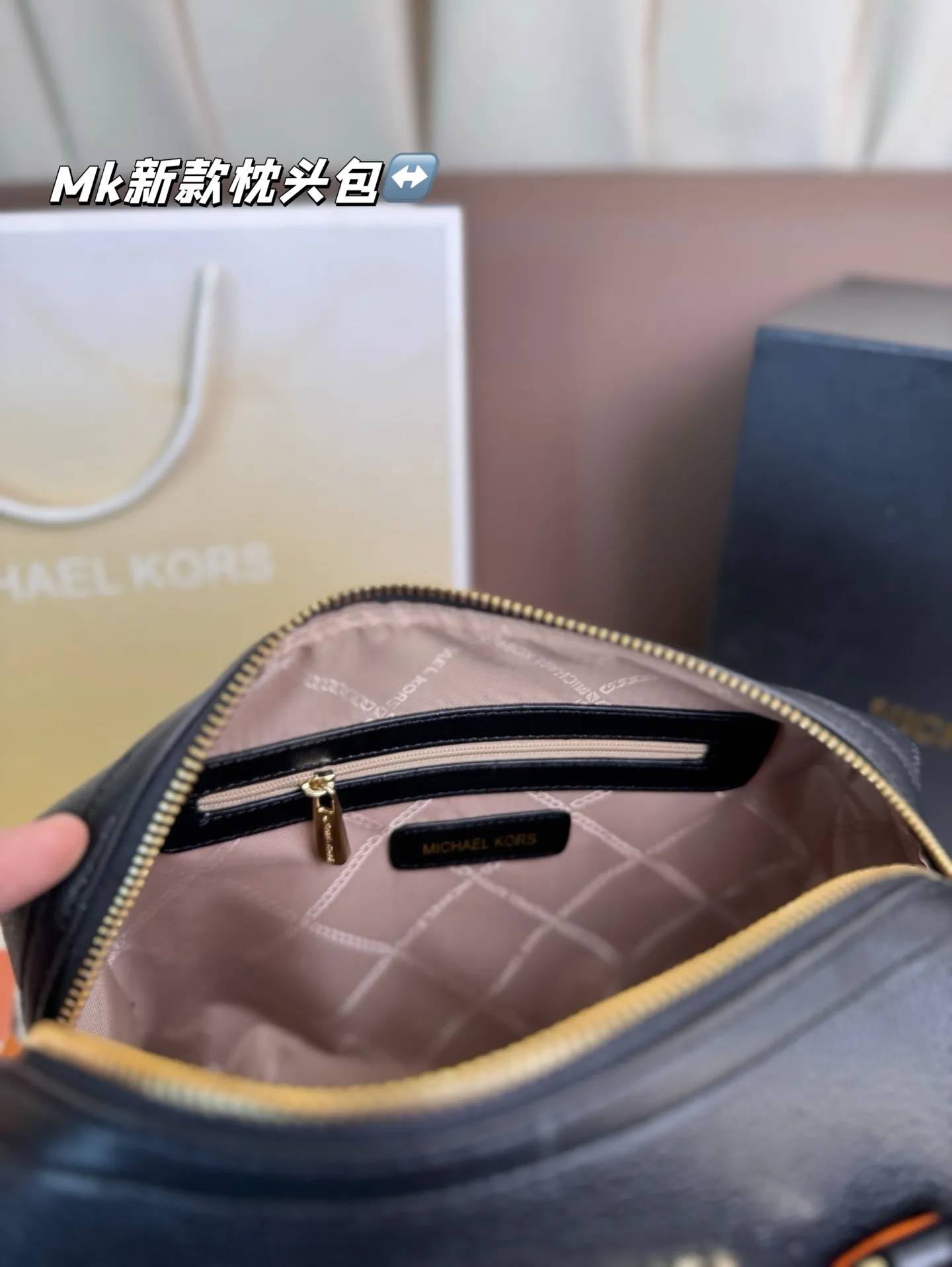 P165 Mk新款 Mercer 枕头包，官网同步 ，很可爱的一款包 手提斜挎多用款 尽显优雅品味。尺寸25*18