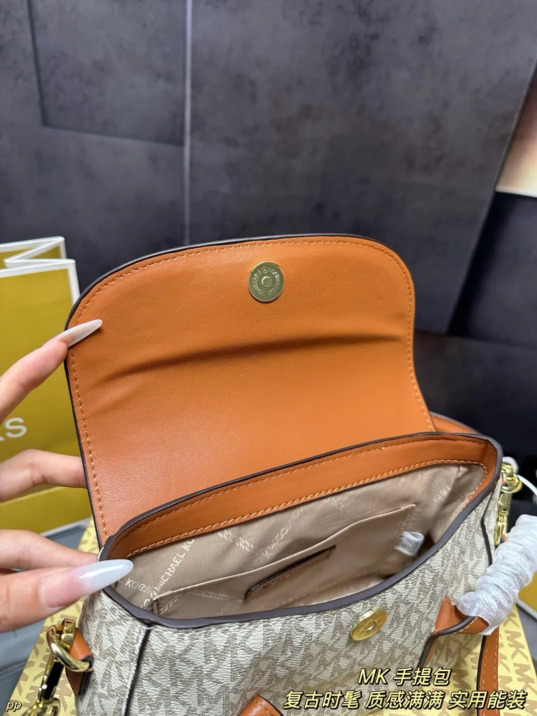 P135 配盒 MK 新款手提包 全新设计的可调节式肩带,大大的增加了使用的便利性!尺寸可容纳随身物品!容量不容小觑,很能装! 尺寸:23*17CM