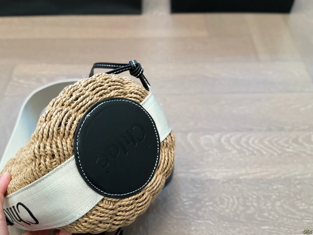 ¥100 Chloe 克洛伊 新款草编包 菜篮子 真的好清爽炒适合海边 是属于夏天的包没错啦 背起来吧 姐妹们 尺寸: 15 18