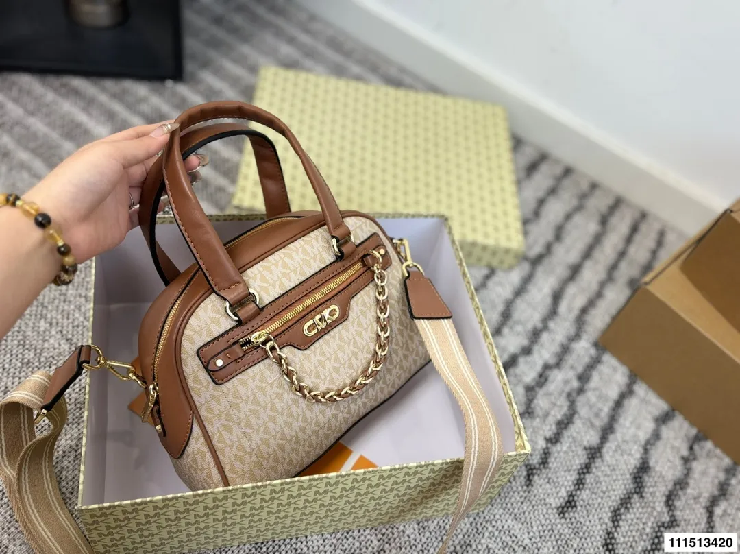 p160 配盒子 MK贝壳包 材质耐造耐磨 设计简约 包身轻便 日常造不心疼 上身酷!时髦! 尺寸26 18