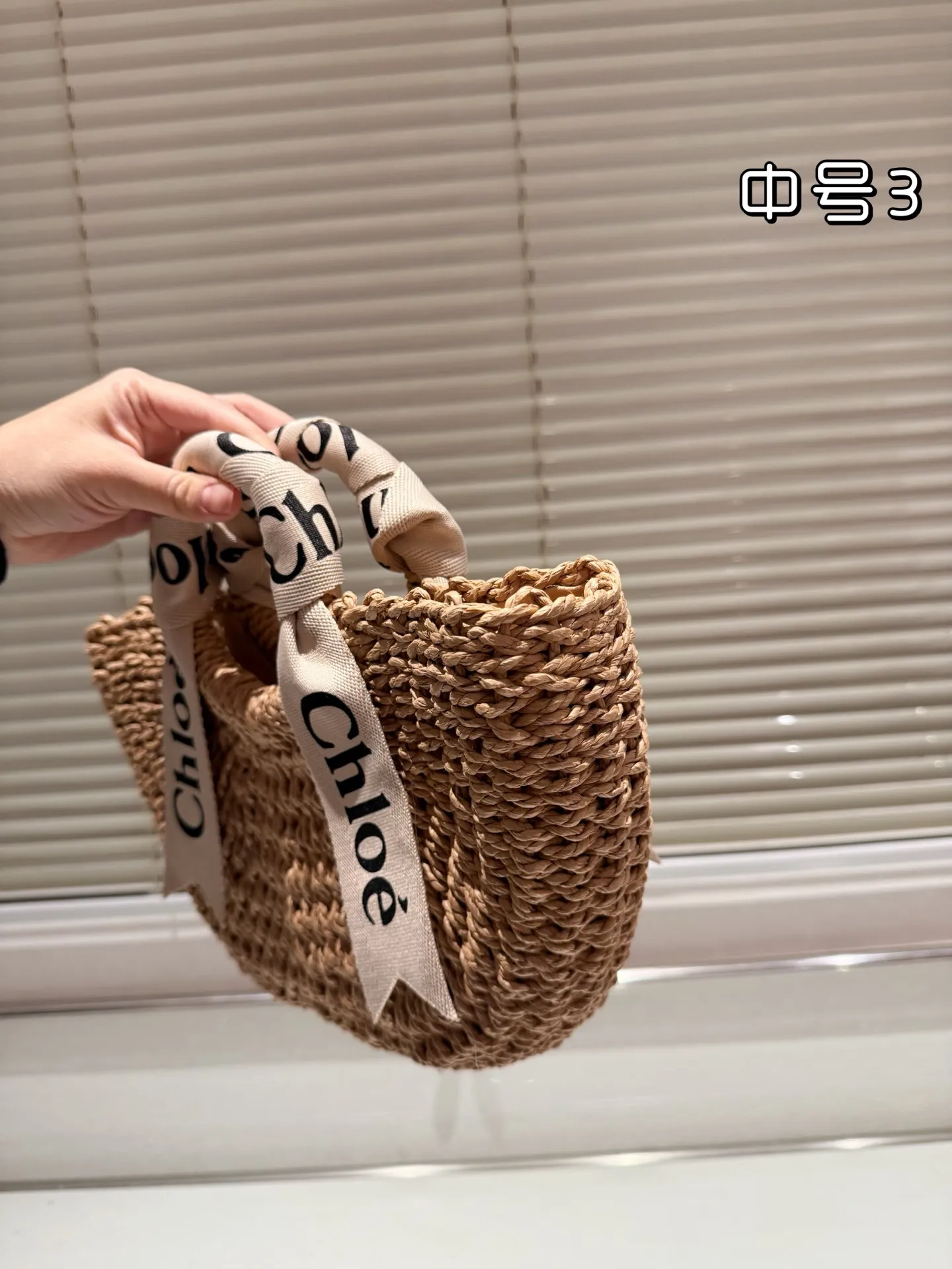 P100 P95 P90 chloe这个新款草编包菜篮子 印logo的手提袋和皮肩带还有草编的组合真的好清爽炒适合海边,是属于夏天的包没错啦而且到目前为止没有跟任何人撞过包国 容量很大,还有一些女孩子补妆的东西,实用满分了,被路人夸好看是对它最大的赞美吧 夏天的样子 背起来吧 姐妹们 尺寸 大号42.27 中号34.20 小号23.18