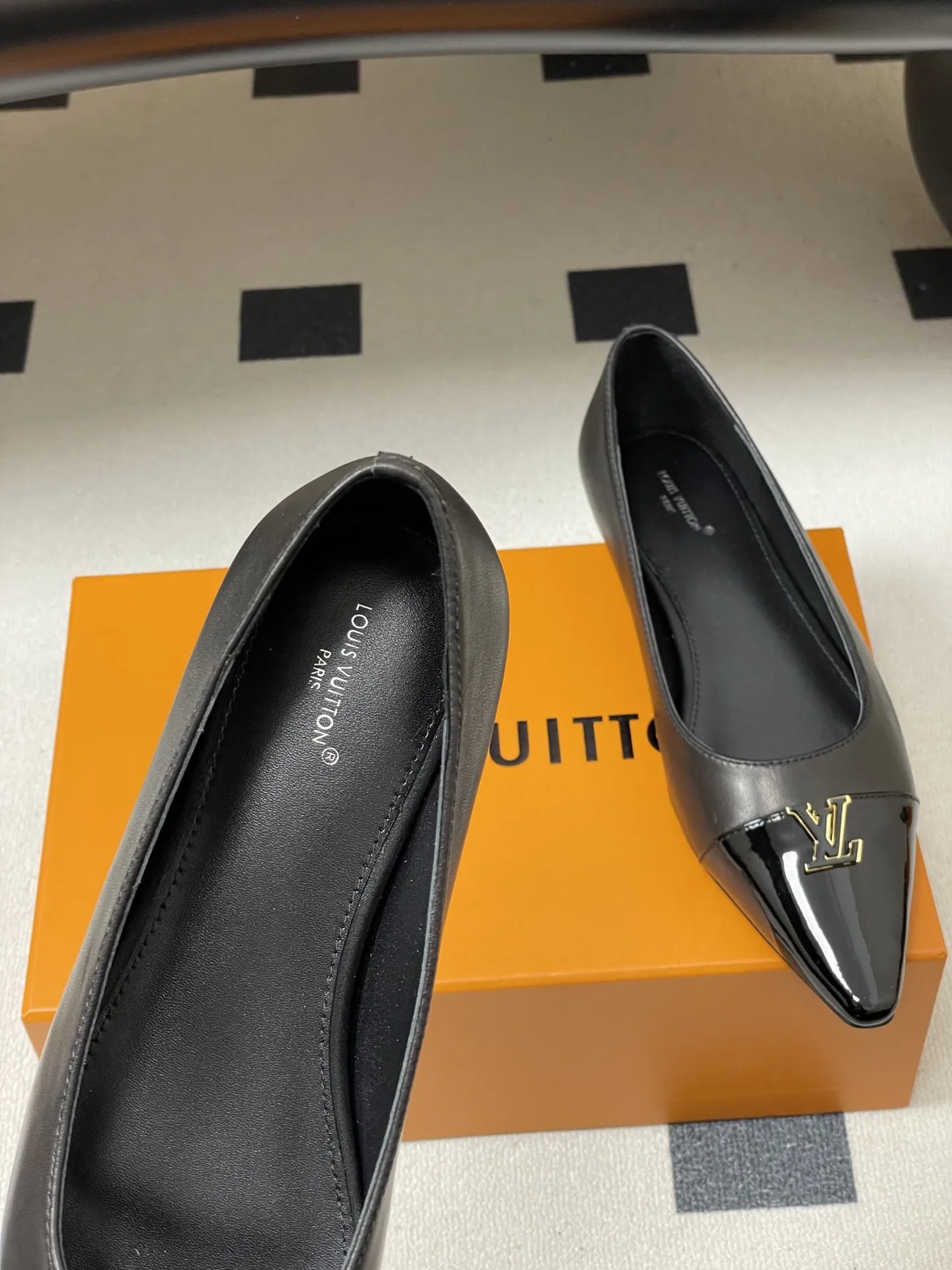 p290- 26ss春夏新款 LOUIS VUITTON 路易威登 LV 拼色高跟鞋系列经典字母V扣细跟浅口单鞋/平底芭蕾舞鞋 LV尖头单鞋，漆皮材质+经典Logo，简约优雅又超有辨识度！尖头设计拉长腿部线条，裸色百搭，通勤、职场、约会都能轻松驾驭。平底结构，舒适好走，长时间站立也不累。无论配西装裤还是连衣裙，都能轻松切换干练or温柔风格，是职场女生和时尚达人的必备单品！ 鞋面：定制小牛皮 内里垫脚：羊皮 鞋底：意大利真皮大底（原版开模注塑前掌） 跟高：9.5cm/6cm/平底 码数：35-39（40.41定做不退换）