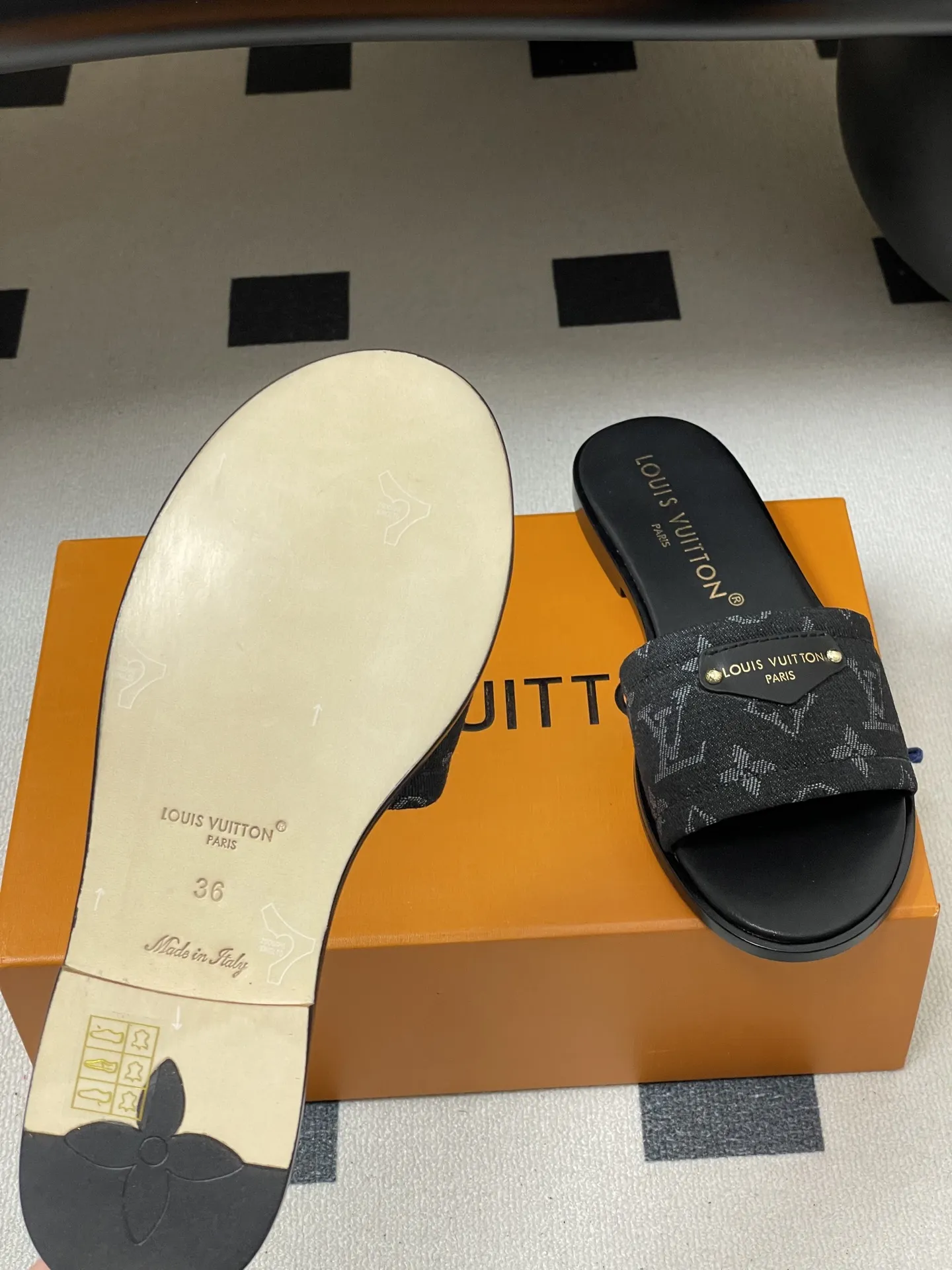 p260- 25ss夏季新款 LOUIS VUITTON 路易威登 Lv Lily丹宁牛仔老花布平底一字带凉拖鞋 Lily 平底凉拖以标志性Monogram丹宁布构筑闲雅设计，为宽幅鞋面融入路易威登标识压纹皮革标签和耀目饰钉，与皮具系列异曲同工。嵌入橡胶的柔软皮革外底升级舒适体验。 鞋面：定制丹宁老花布 内里垫脚：羊皮 鞋底：意大利加厚真皮大底 码数：35-41（40.41定做不退换）