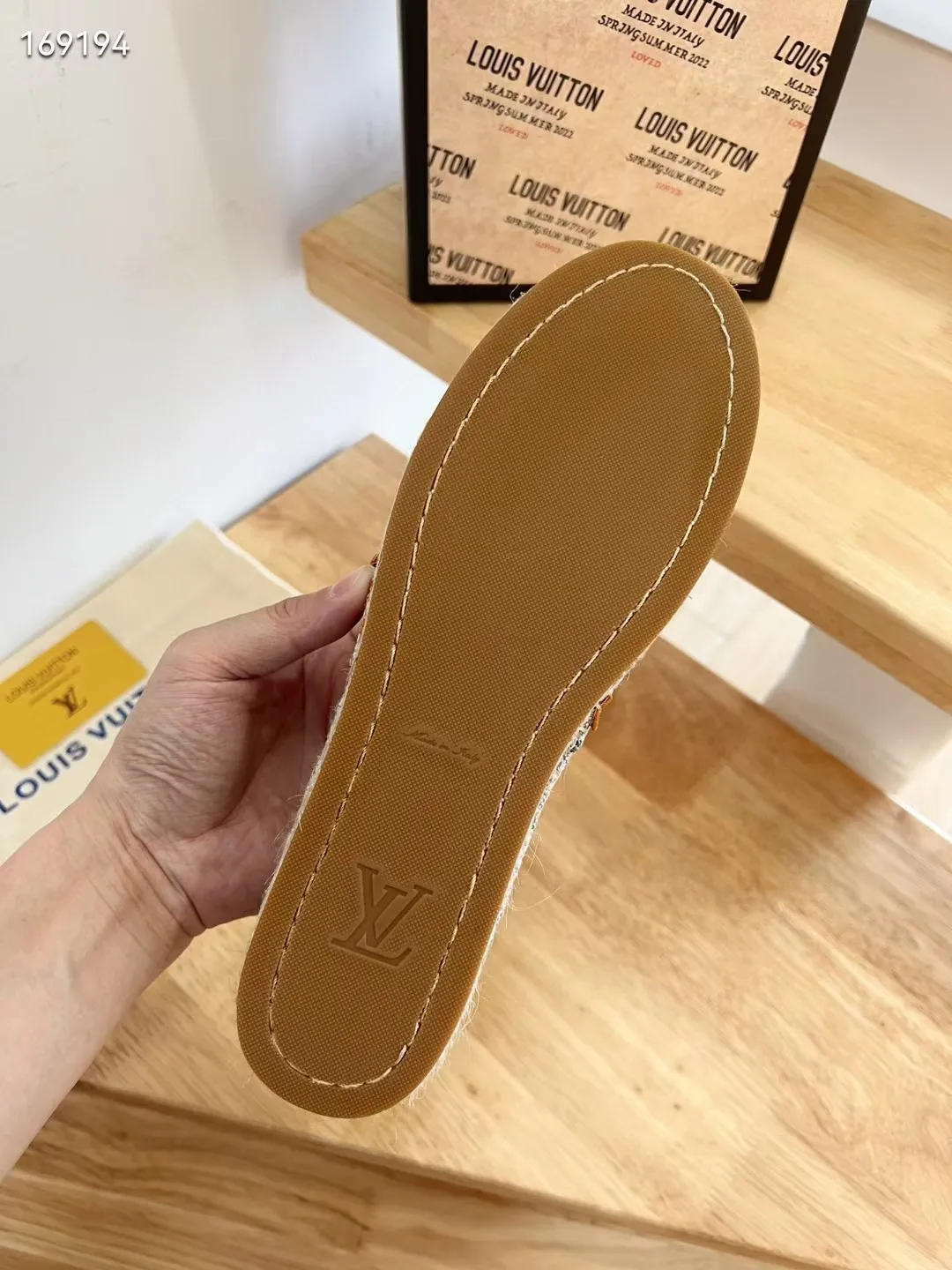 P210、🆕🆕🆕 【Lvui ……Vuitton/】顶级代购货,渔夫鞋 !HK海港城原版购入,原版一比一开发,绝对放心卖!Starboard 平面便鞋取材于丹宁字母印花牛仔布,其LV交织字母花朵标识。传统麻绳编底和橡胶外底提升耐磨性能 ·丹宁牛仔布 ·麻绳编底 ·橡胶外底 ·lv字母花朵标识 ·意大利制造 ·码数35-41