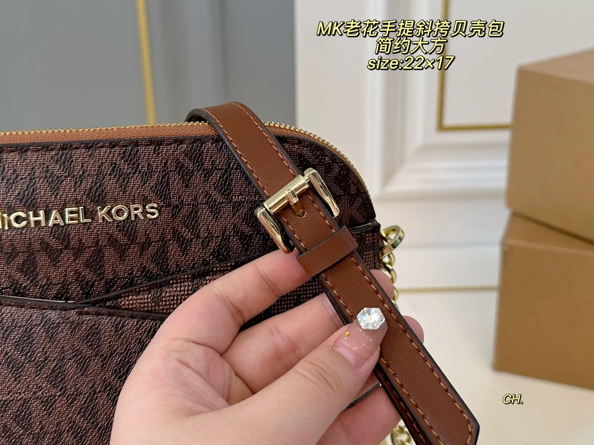 P135（配盒） size：22&times;17 MK老花手提斜挎贝壳包女包🔥 简约大方，超多颜色🉑️选 高级有质感，轻便实用！ 时尚与休闲无缝衔接‼️