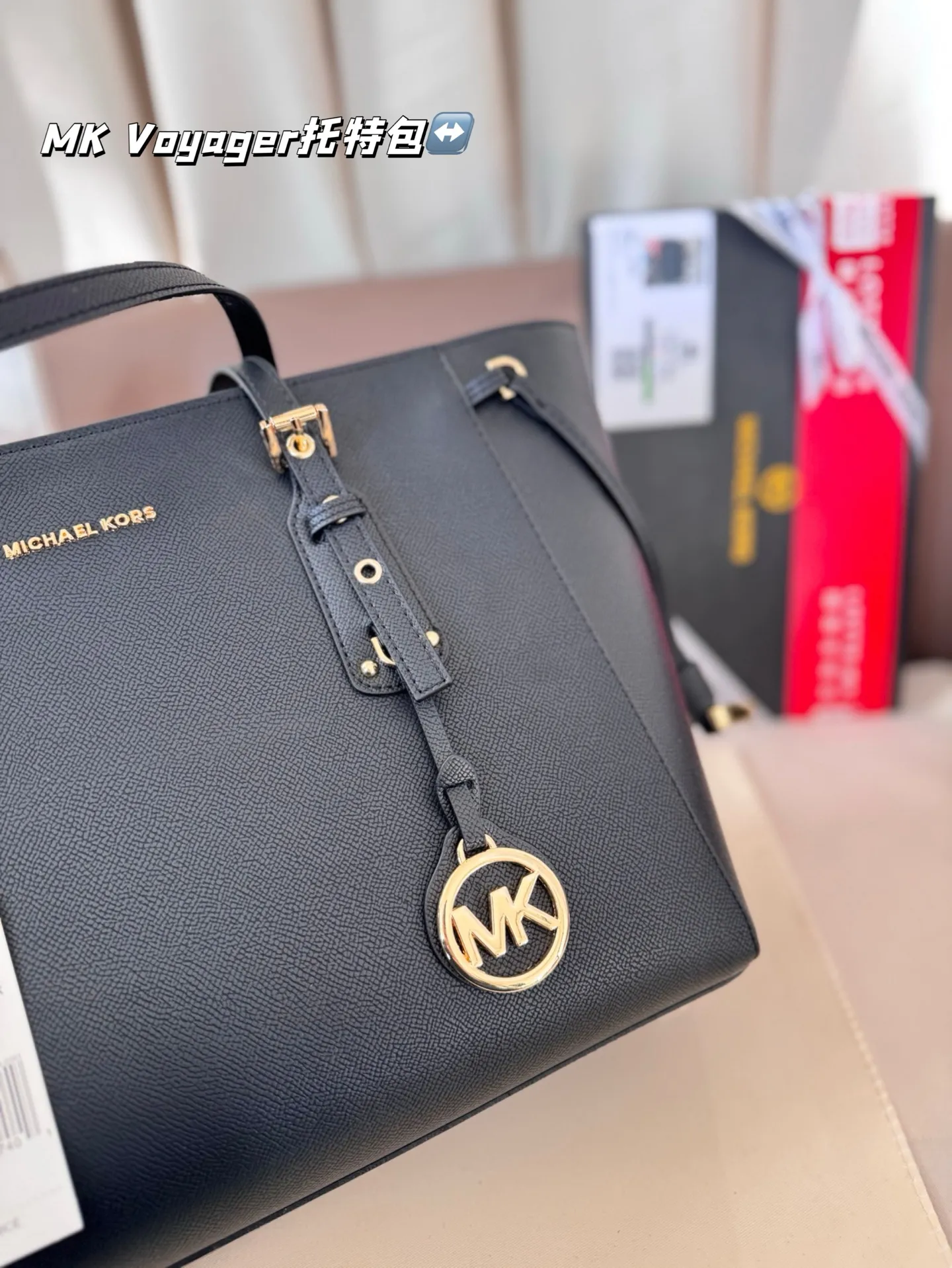 P165 配盒子 MK Voyager托特包 特别适合宝妈,或者日常通勤,巨能装。可以放下平板,平板电脑,短途旅行可以直接放几套衣服啥的,比较实用。尺寸:32*5*25
