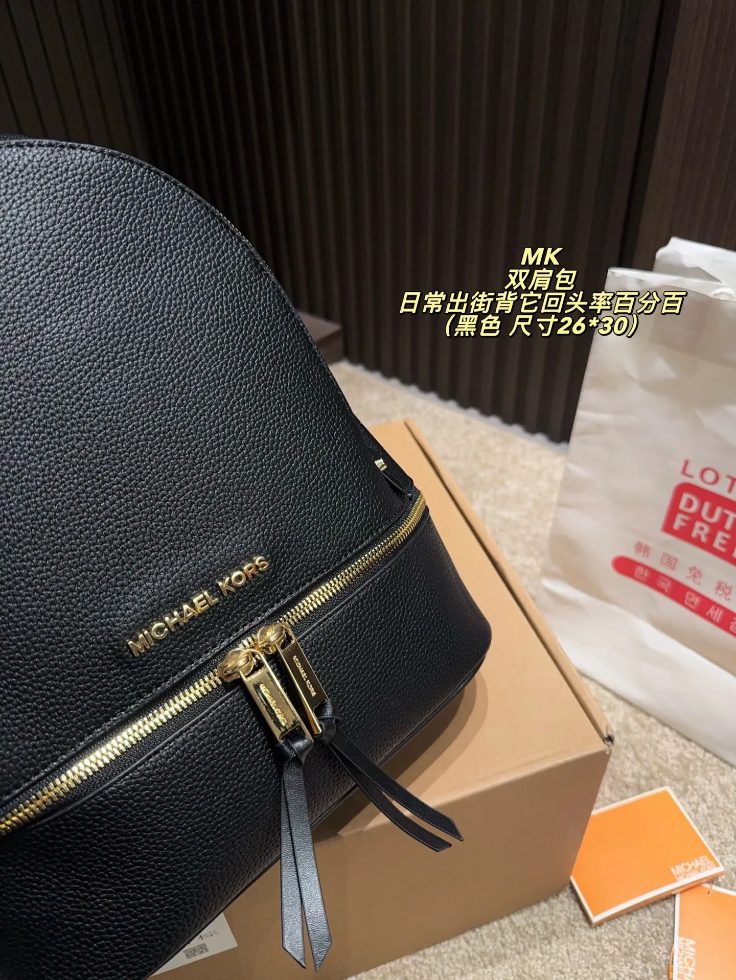 P190配飞机盒⚠️尺寸26*30 MK 双肩包 质感很高级 容量超级大也很耐用 日常出街背它回头率百分百 就是这种随性慵懒感