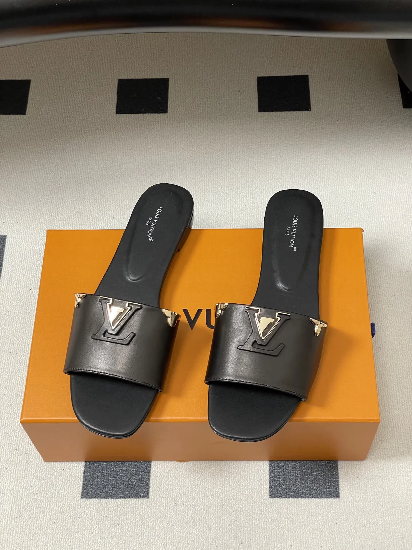 p260- 经典款Louis vuitteon路易威登 Lv Isola凉拖鞋系列经典字母logo大扣一字带粗跟拖鞋五金扣平底凉拖鞋 LV Isola穆勒凉拖,选用优质小牛皮,搭配金属LV Logo,简约又超有辨识度!木质粗跟设计,舒适又时髦,日常通勤、休闲都能轻松驾驭。开放式鞋面,夏天穿超透气,白色百搭,裙装裤装随心搭配,轻松get高级感穿搭风格! 这款拖鞋展示的是一种轻松而优雅的风格,由柔软的小牛皮制成。这款型号以其宽大的鞋面而闻名,上面点缀着部分皮革覆盖的品牌配件,加以精致而耐用的皮革大底完成了这一设计! 鞋面:定制小牛皮 内里垫脚:羊皮 跟高:平底/4.5cm 鞋底:意大利真皮大底 码数:35-39(40.41.42定做不退换)