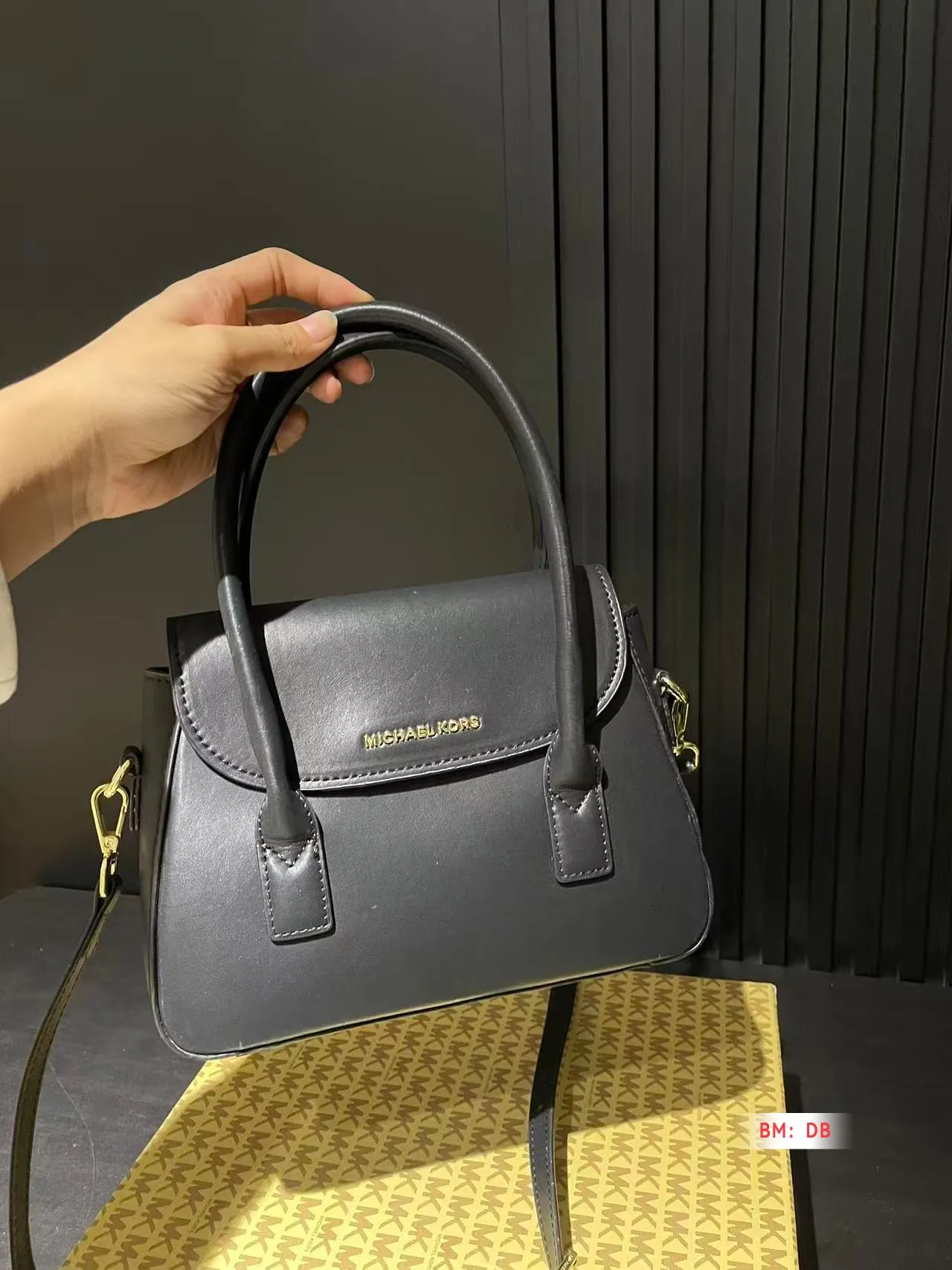 💰135 配盒 MK 新款手提包 这款复古包就很好看啊！无论从设计还是皮质上都很合我心！容量不容小觑，很能装！姐妹们买起来！尺寸：18*18