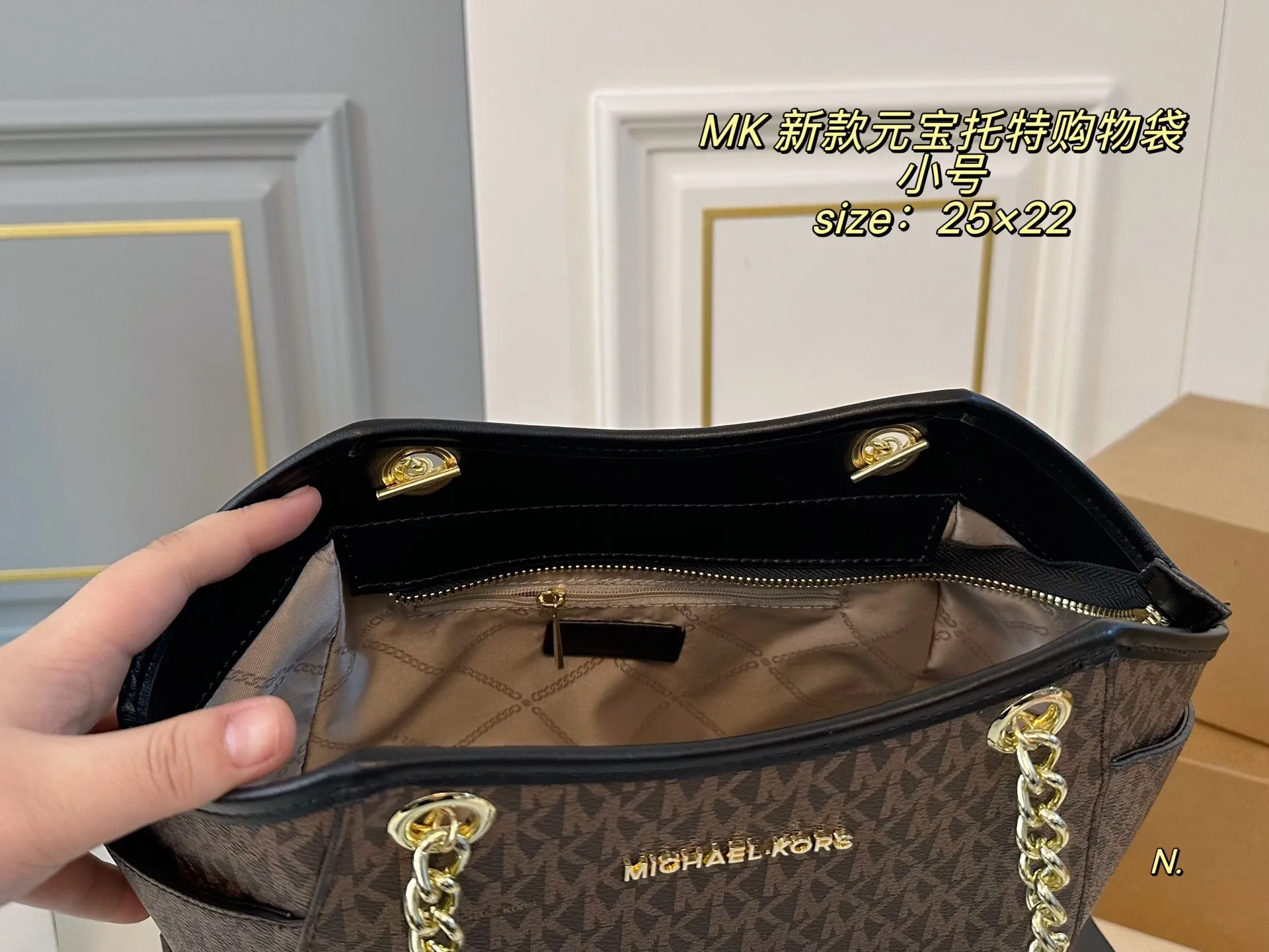 P130 小号（配盒） size：25&times;22 MK 新款老花元宝托特包购物袋💕 标志性logo印花，🉑️手提斜挎， 拉链开合，实用的大空间设计， 出行、游玩都可以带上它❗️