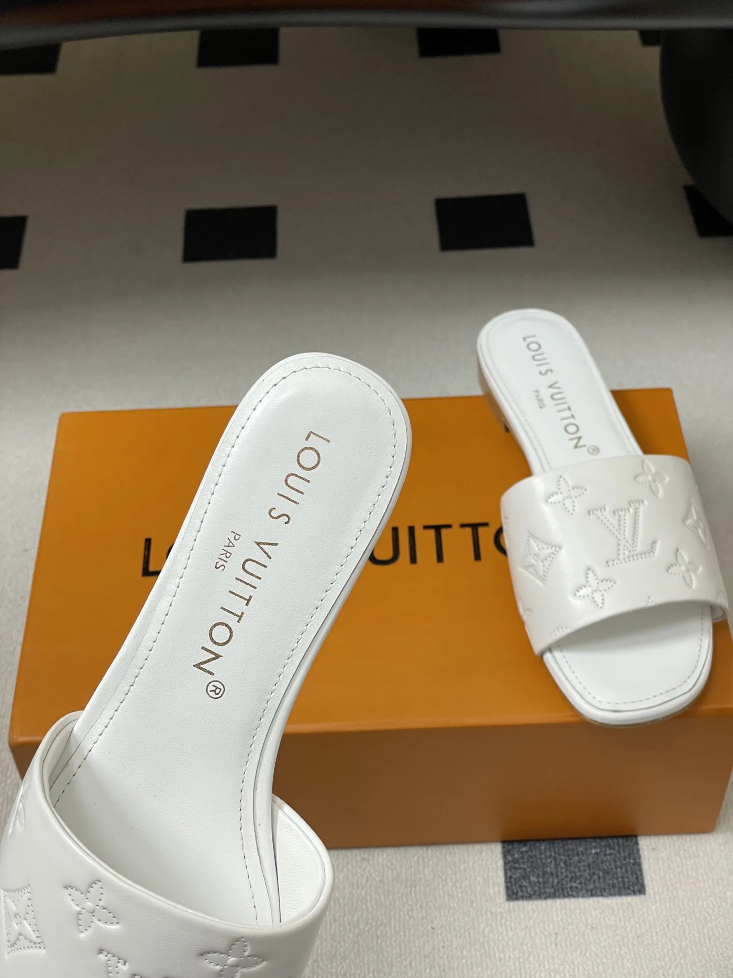 p260- 26Ss春夏新款Louis vuiteeon 路易威登LV 6AM凉拖鞋小猫跟拖鞋字母压印一字带平底拖鞋 本款6AM凉拖取材粒面牛皮革,以饰压印筑LV字母和Monogram花卉,令宽幅鞋面闪烁金属莹泽。妩媚小猫跟和柔软皮革外底完善整体。 鞋面:牛皮 内里垫脚:羊皮 鞋底:意大利真皮大底 跟高:平底/5.5cm 码数:35-39(40.41.42定做不退换)