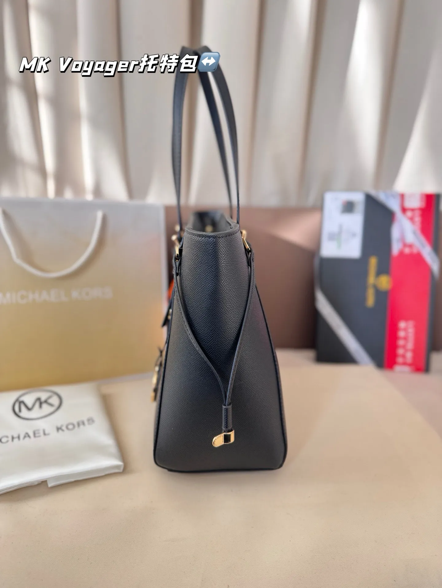 P165 配盒子 MK Voyager托特包 特别适合宝妈，或者日常通勤，巨能装。可以放下平板，平板电脑，短途旅行可以直接放几套衣服啥的，比较实用。尺寸：32*5*25