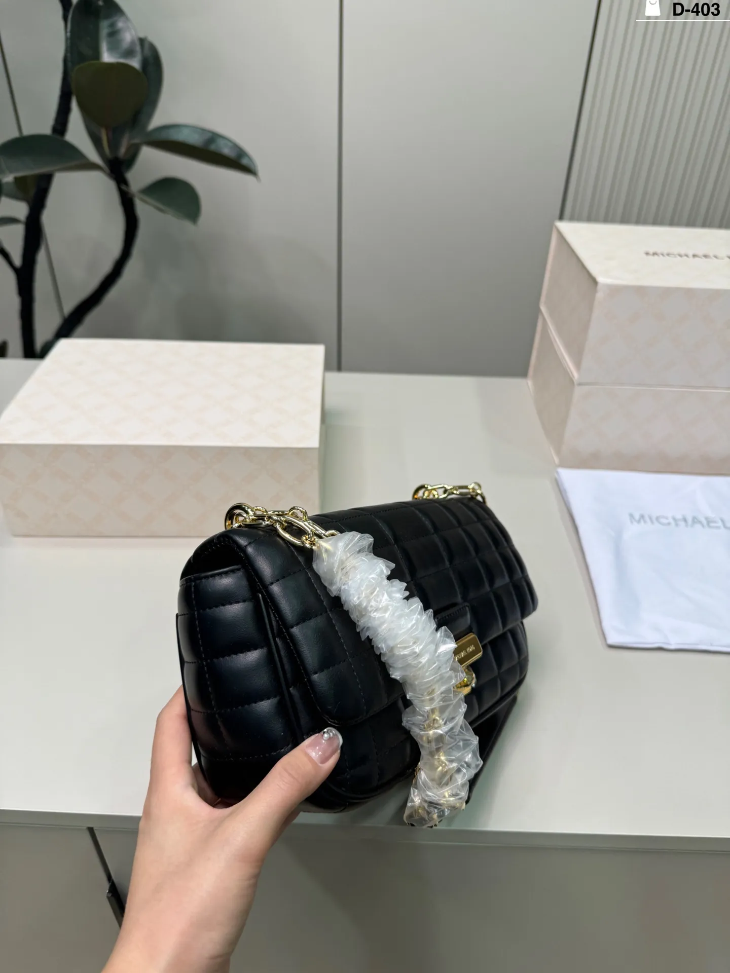 💰p135 D-403尺寸25×15折叠盒 MK Tribeca链条包 透出饱满细腻的质感在秋冬搭配率很高 搭大衣或连衣裙都质感又有品味~