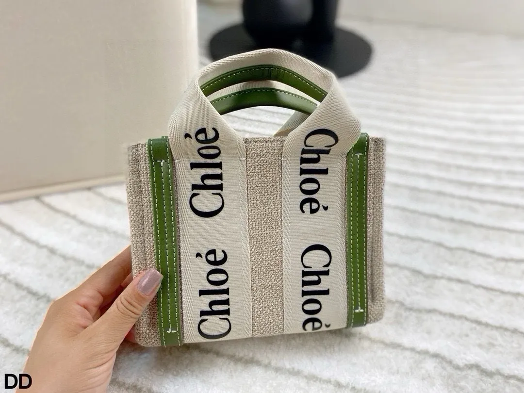 p100 无盒🎁 Chloe Woody tote mini 太有范儿了小巧可爱 配色高级 自重轻 手提斜挎完全无压力 mini的同时还可以放下手机哦 这贴心的设计太爱了!尺寸:19.5*15